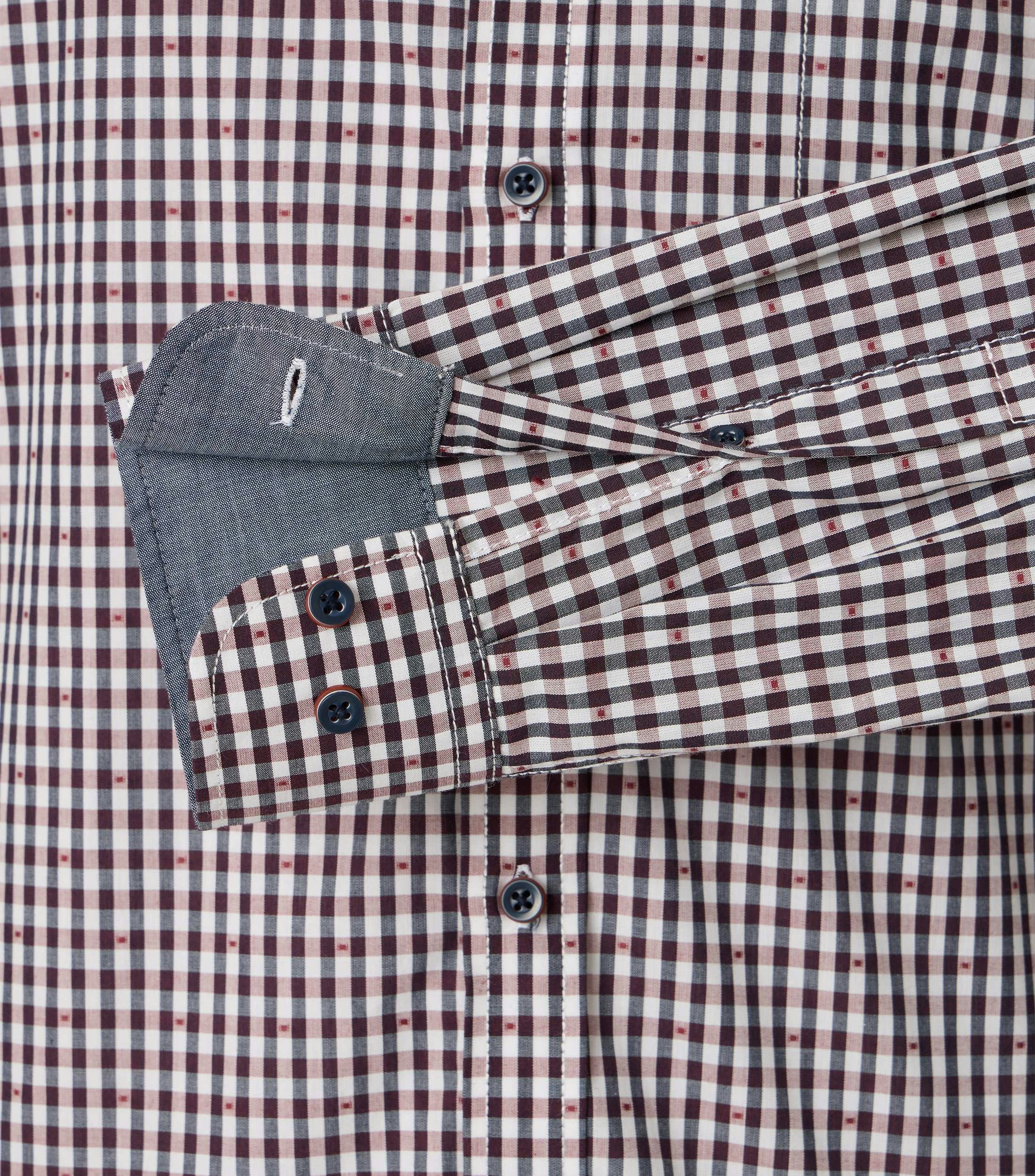 Ein Freizeithemd im kariert Muster in der Farbe Rot