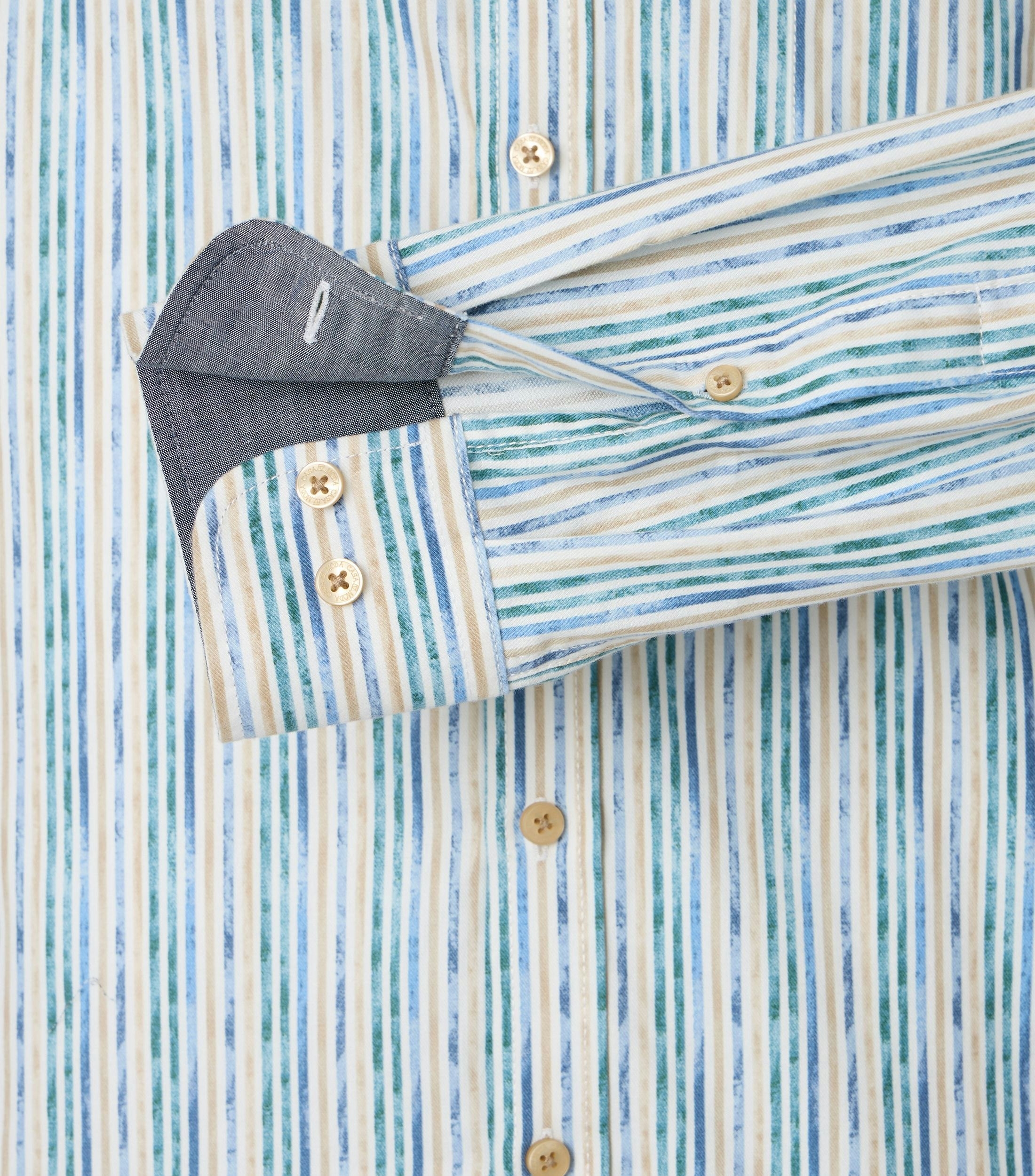 Ein Freizeithemd im gestreift Muster in der Farbe Blau