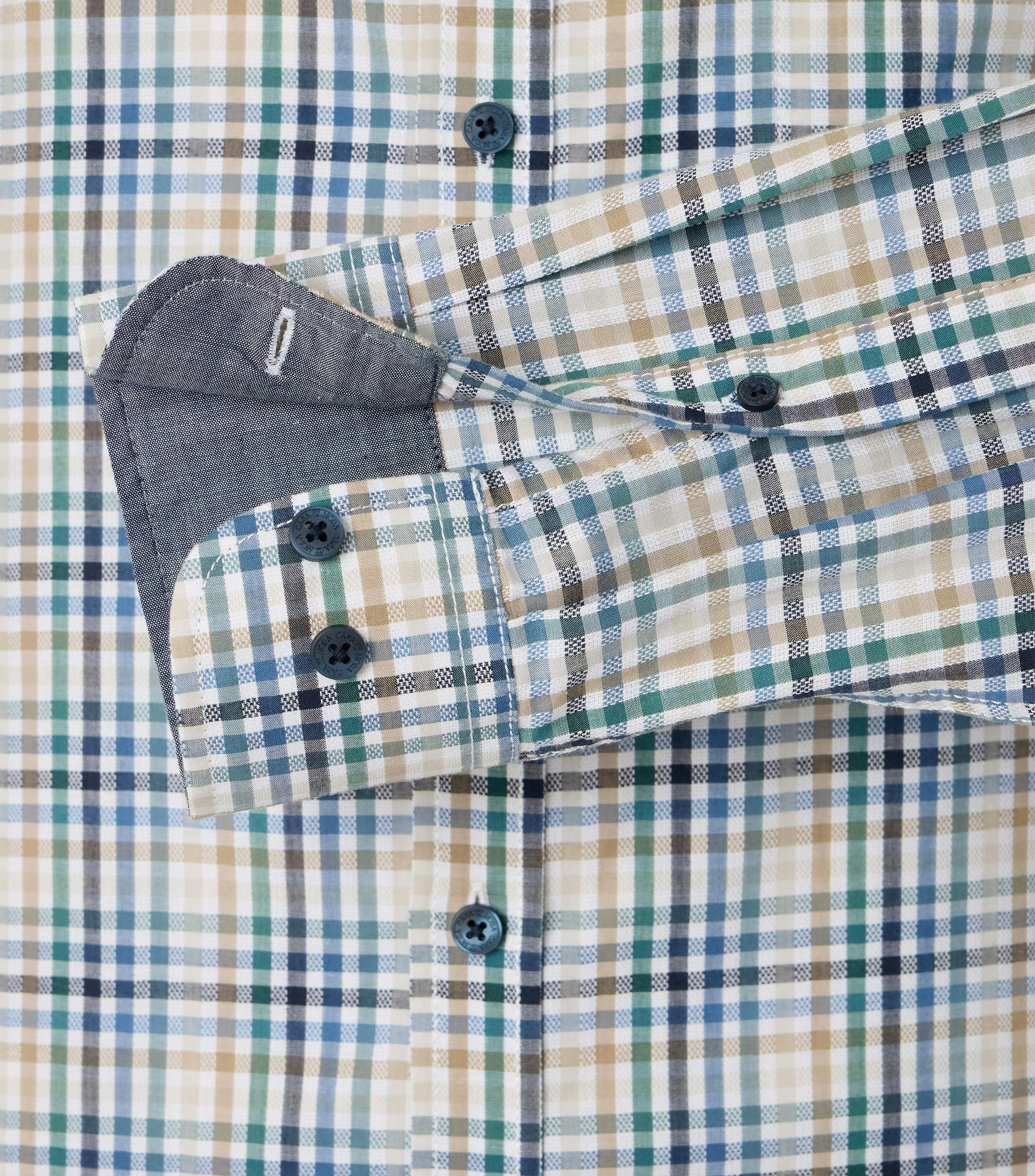 Ein Freizeithemd im kariert Muster in der Farbe Blau