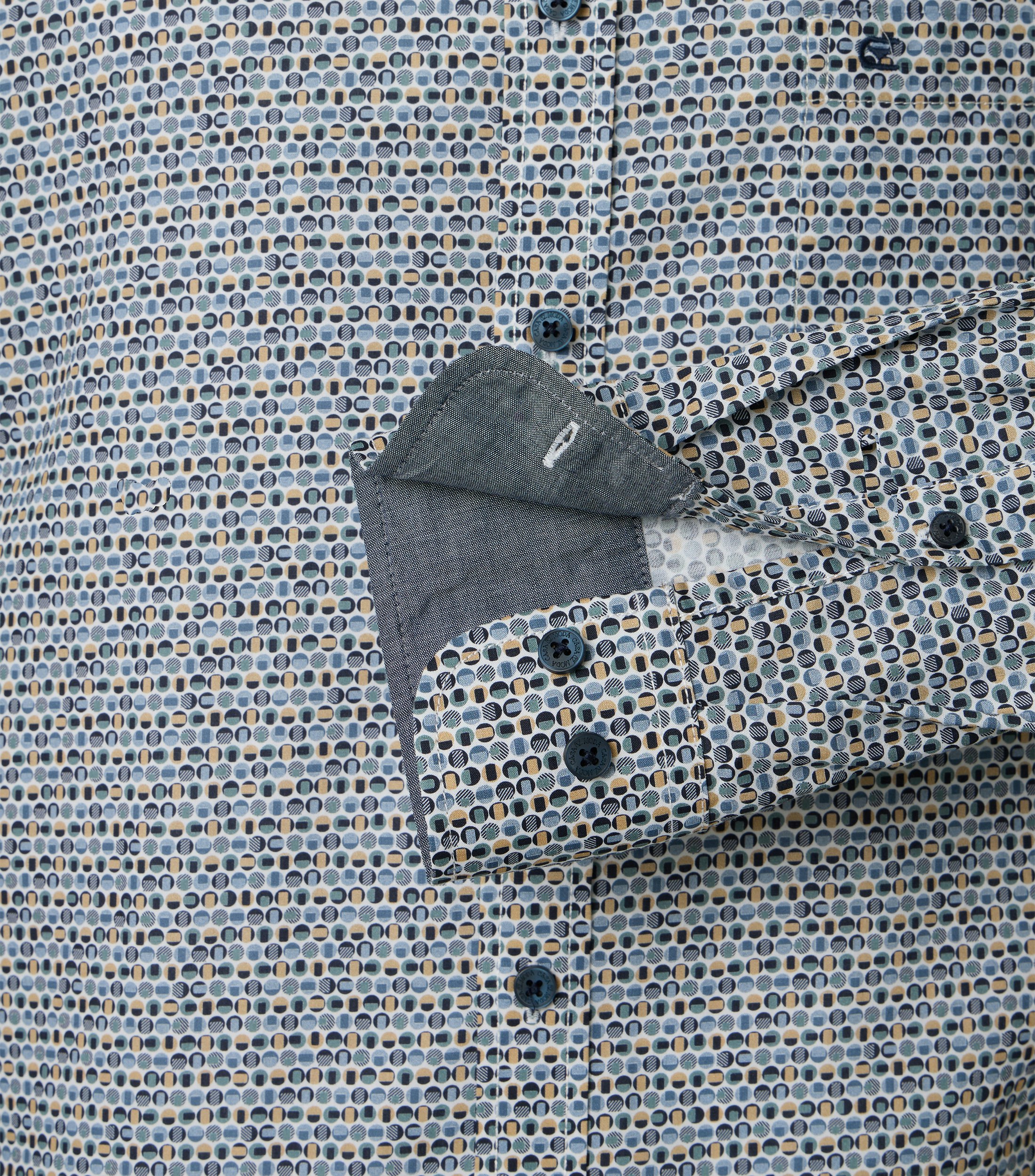 Ein Freizeithemd im Print Muster in der Farbe Blau