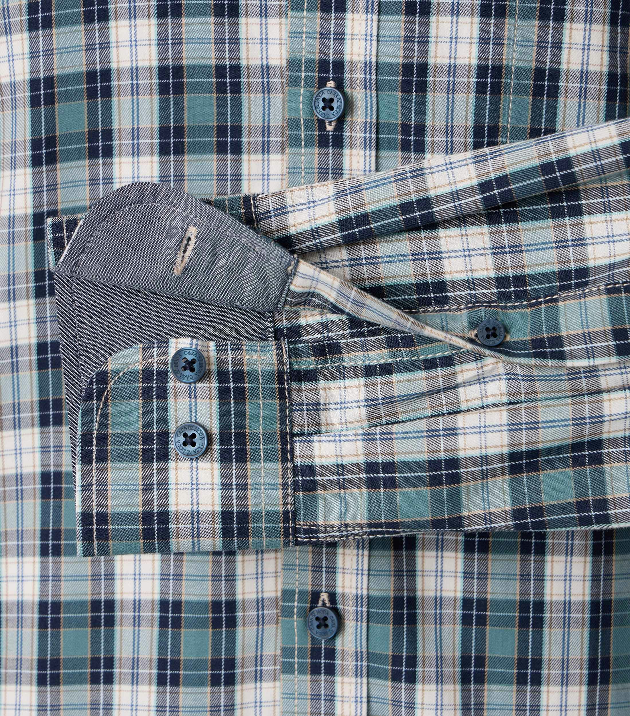 Ein Freizeithemd im kariert Muster in der Farbe Blau