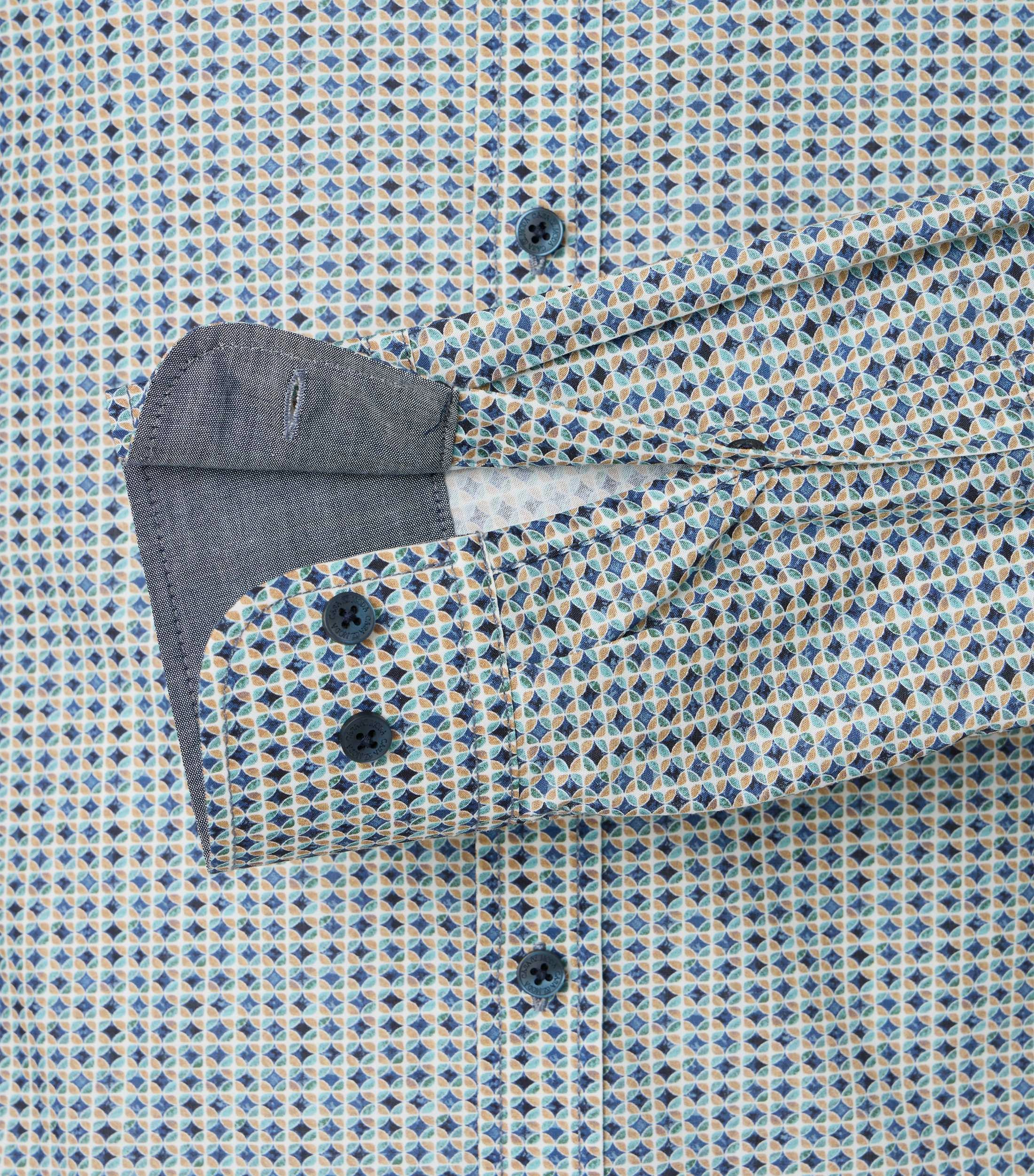 Ein Freizeithemd im Print Muster in der Farbe Blau
