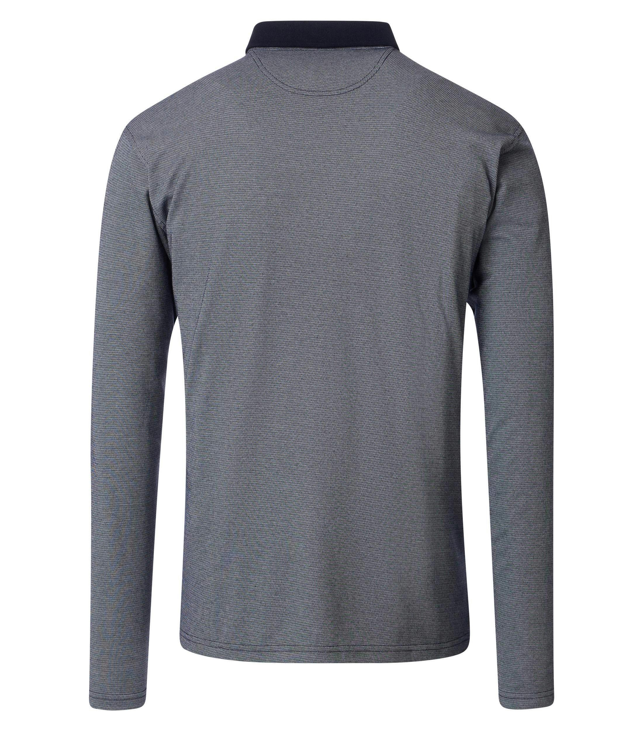 Ein Polo-Shirt im gestreift Muster in der Farbe Grau