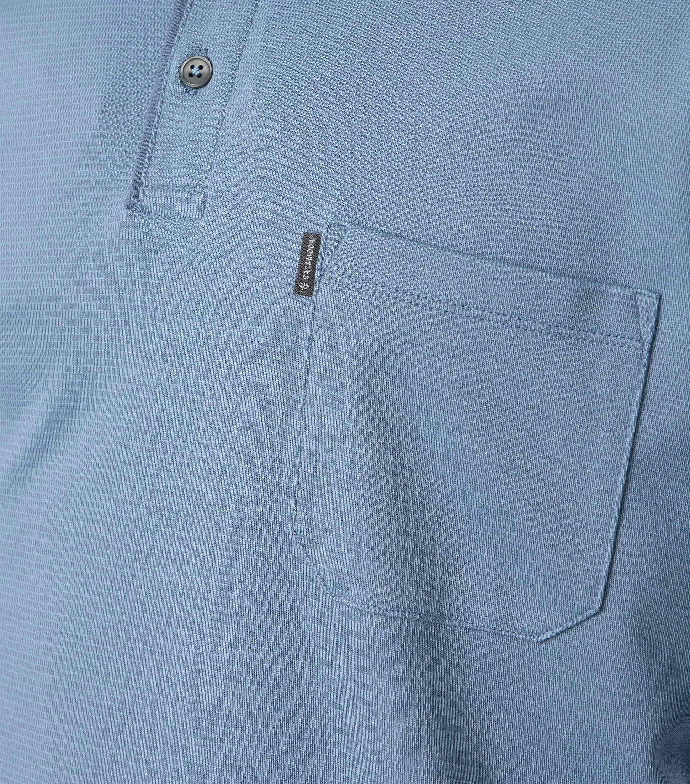 Ein Polo-Shirt im gestreift Muster in der Farbe Hellblau