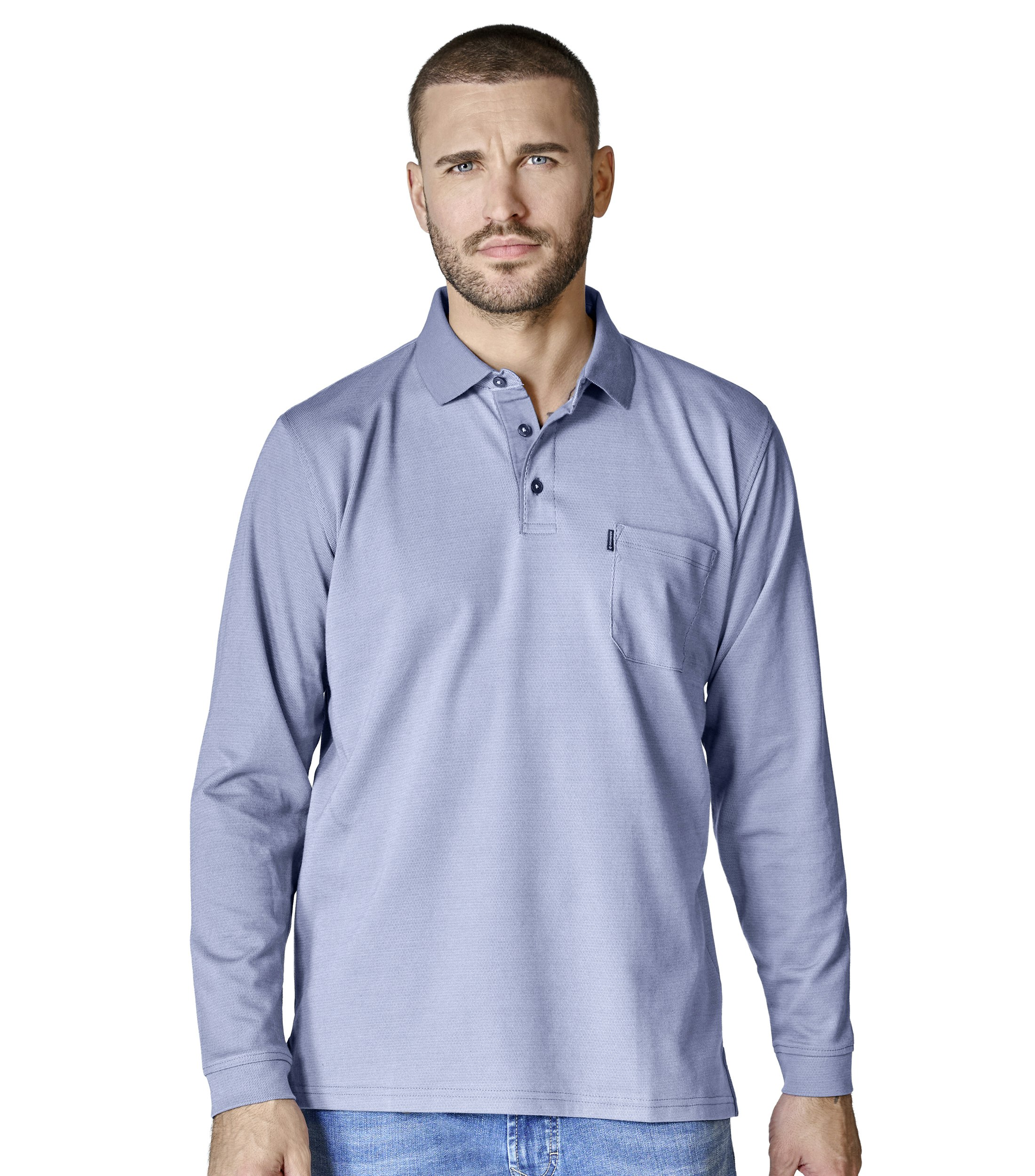 Ein Polo-Shirt im gestreift Muster in der Farbe Hellblau