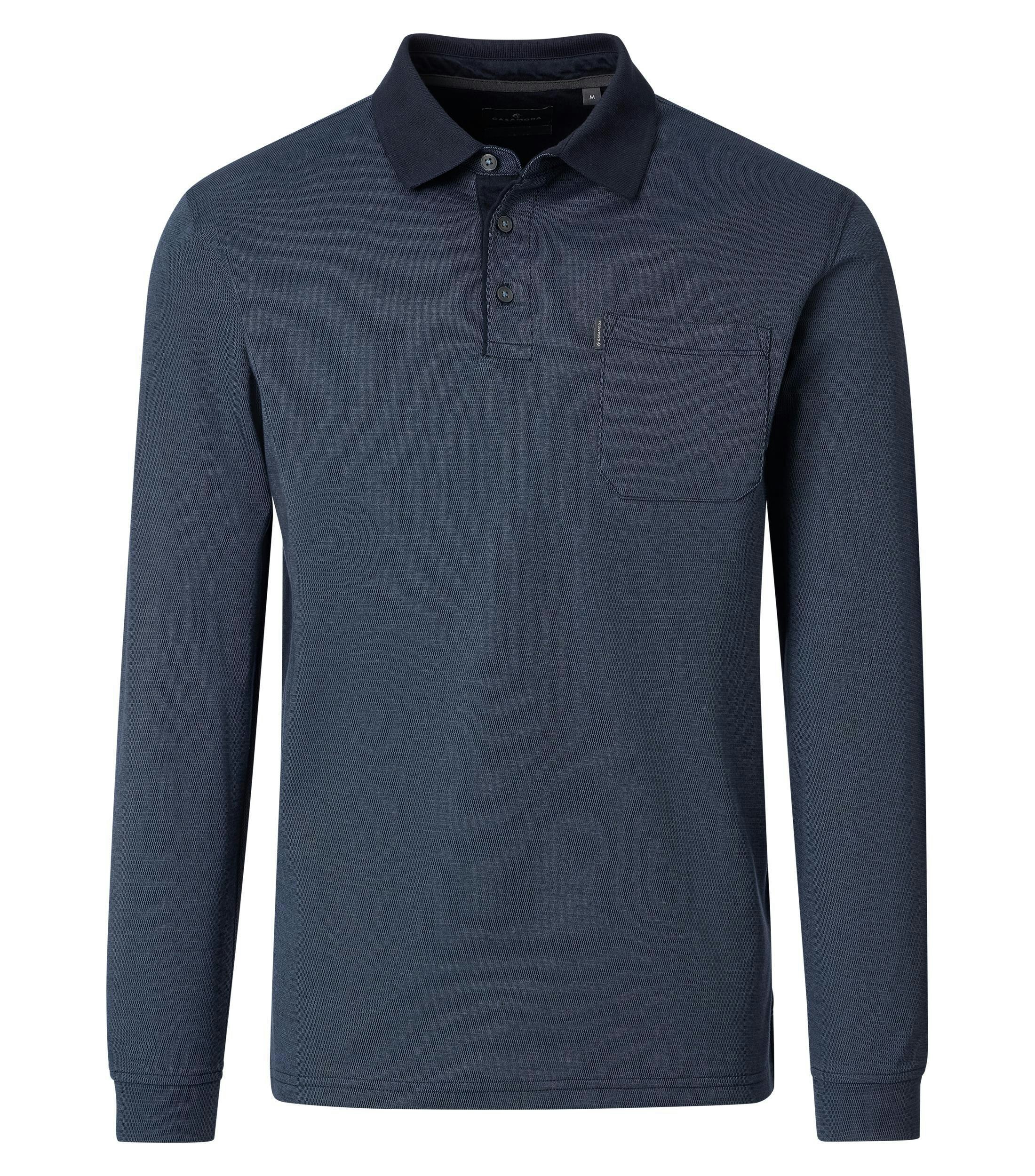 Ein Polo-Shirt im gestreift Muster in der Farbe Blau