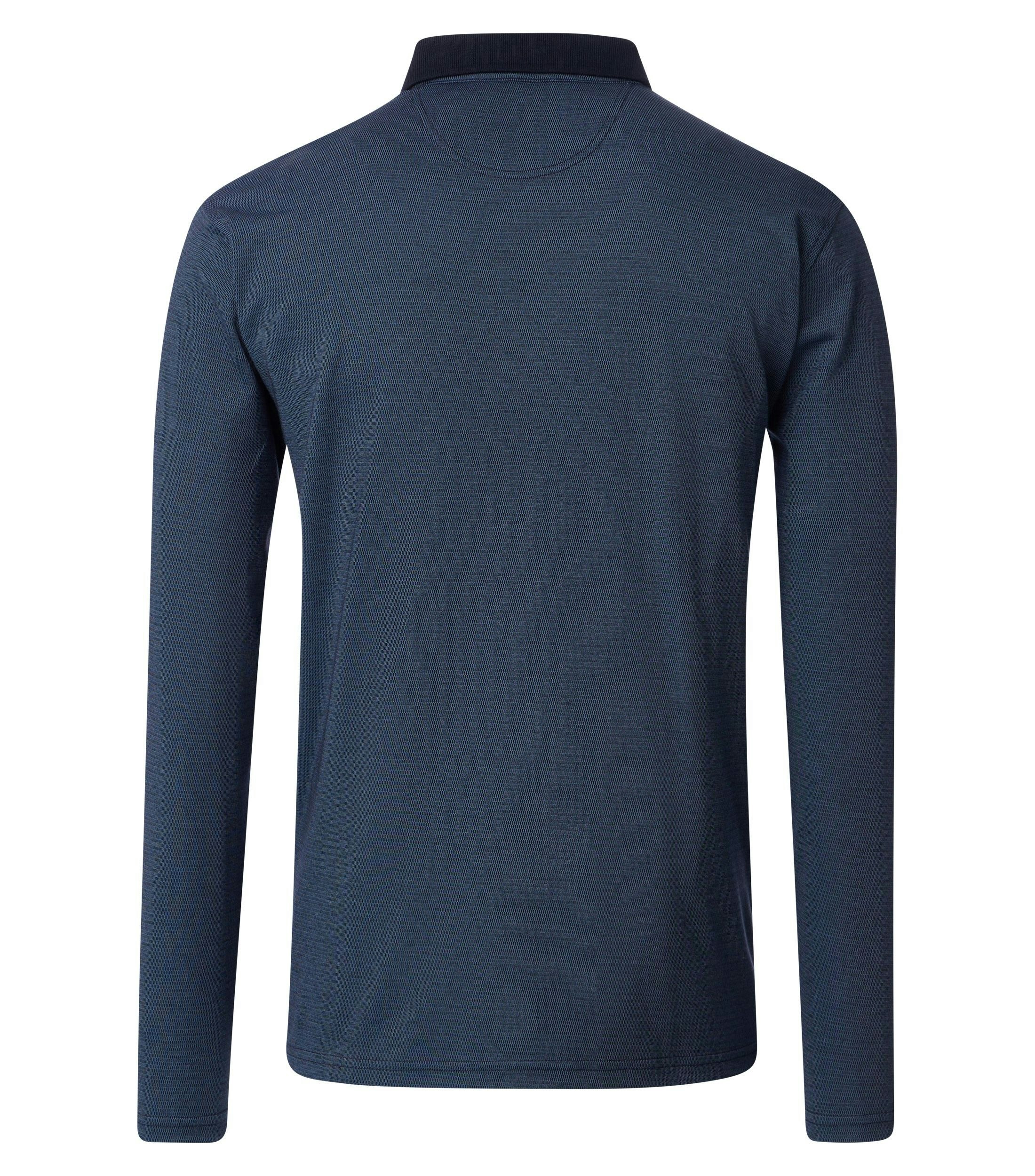 Ein Polo-Shirt im gestreift Muster in der Farbe Blau