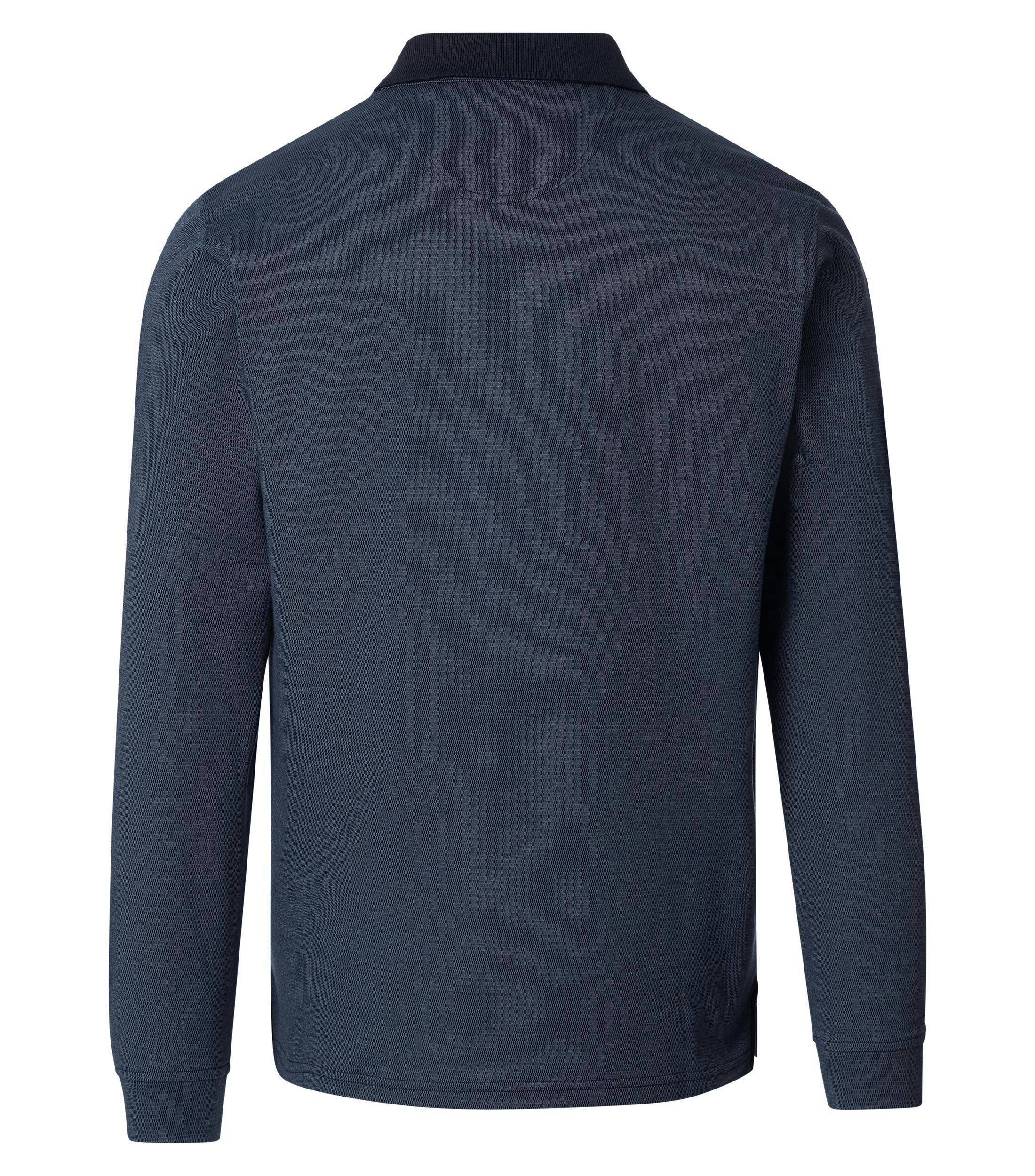 Ein Polo-Shirt im gestreift Muster in der Farbe Blau