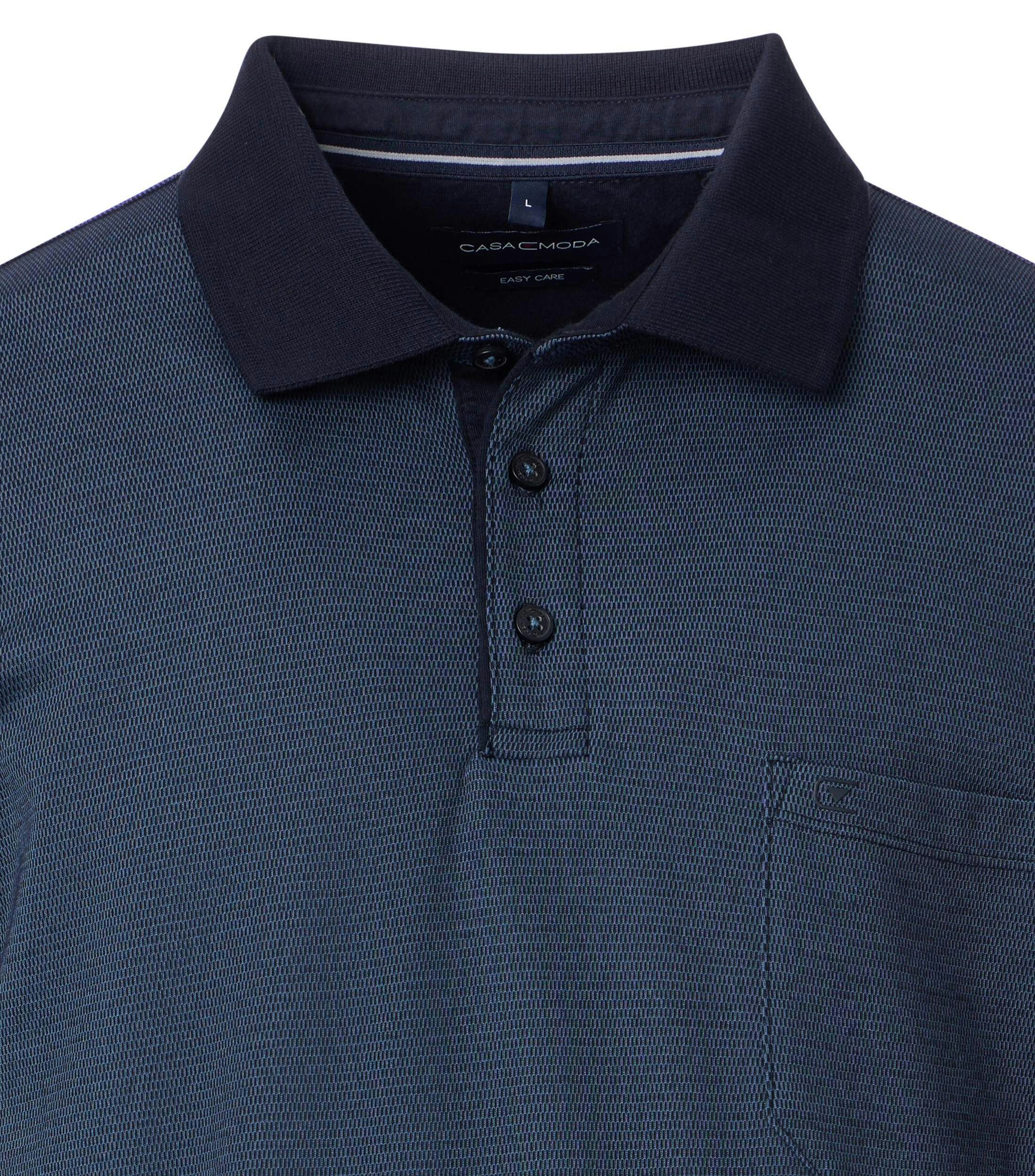 Ein Polo-Shirt im gestreift Muster in der Farbe Blau
