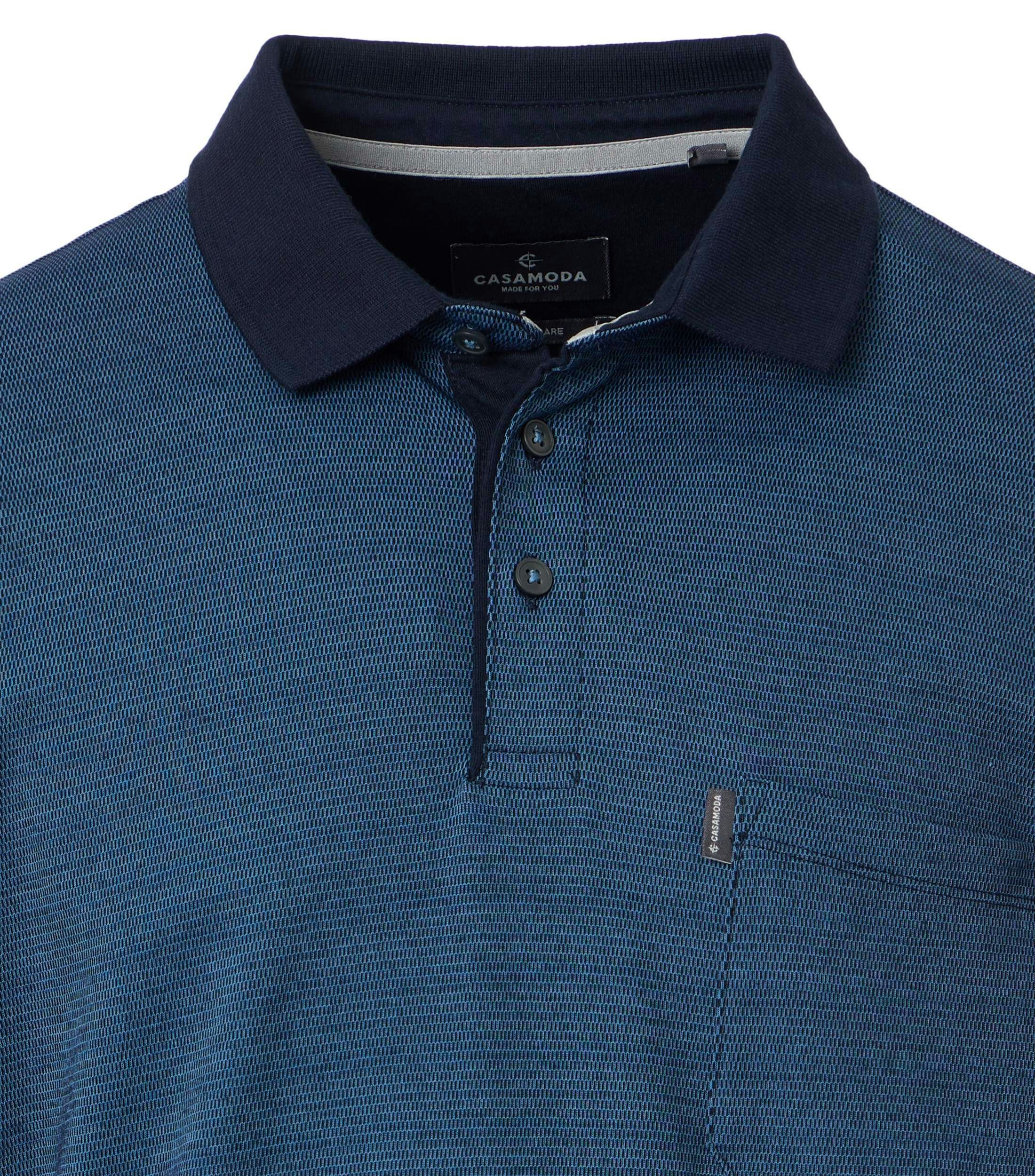 Ein Polo-Shirt im gestreift Muster in der Farbe Blau
