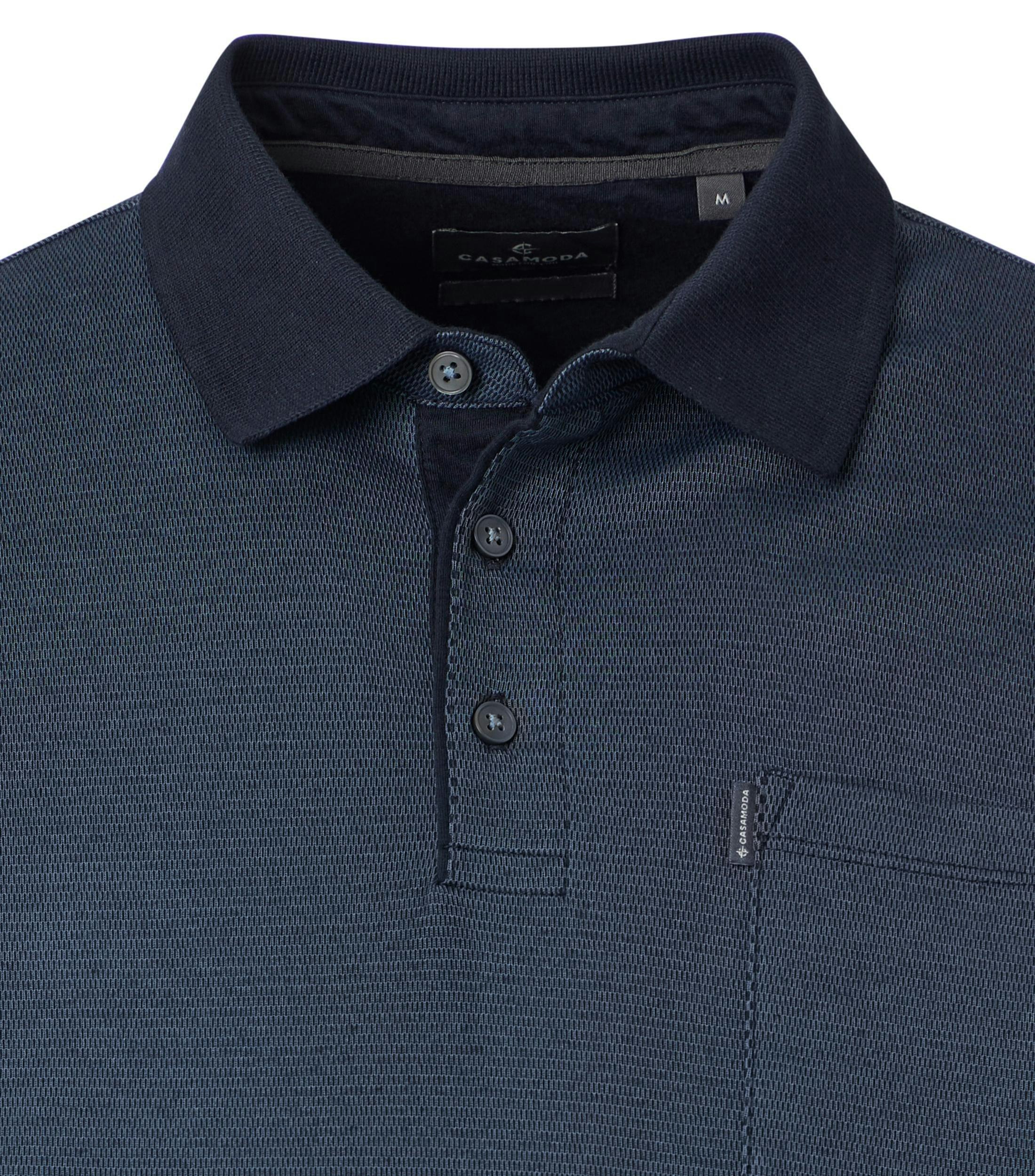 Ein Polo-Shirt im gestreift Muster in der Farbe Blau