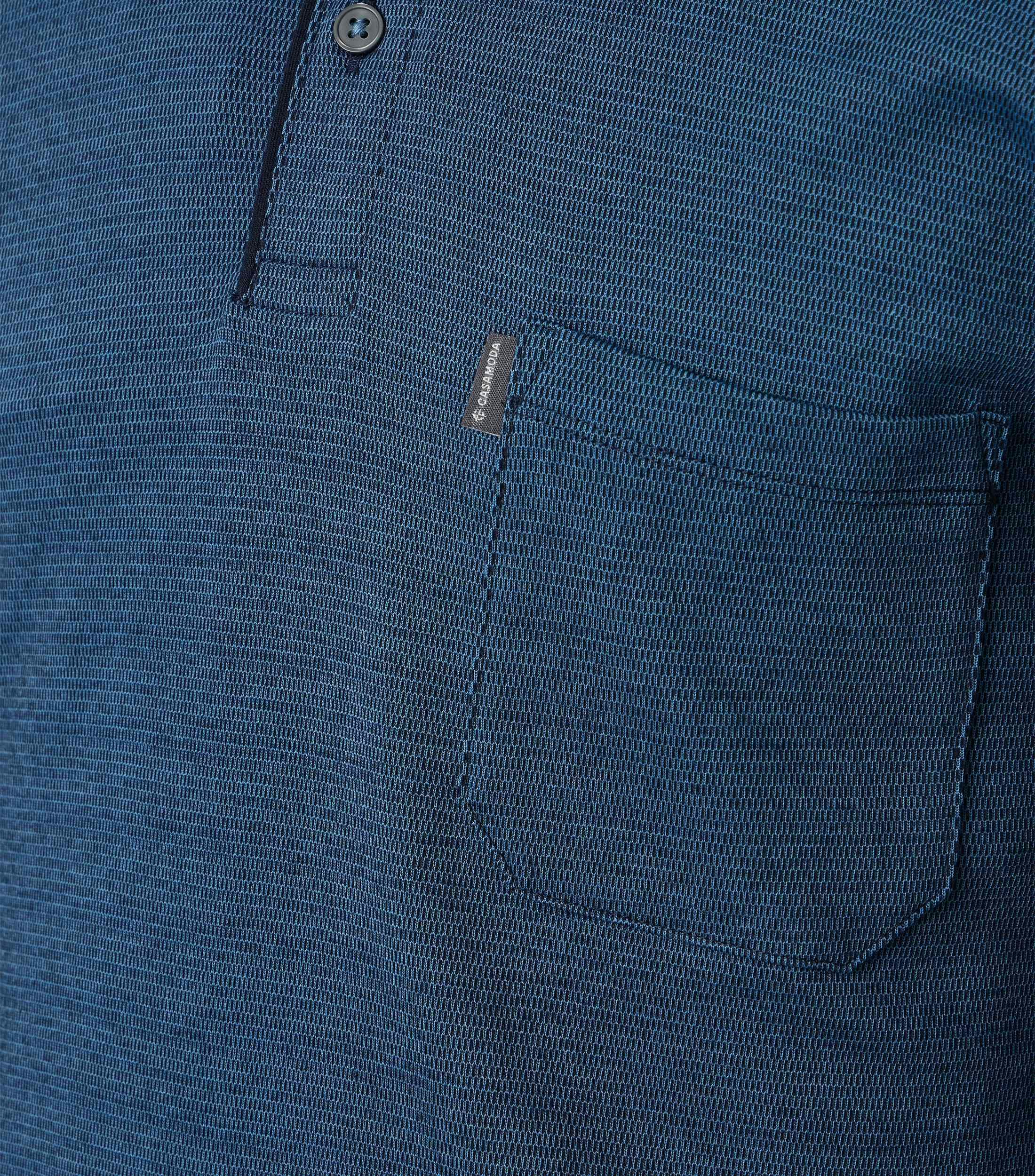 Ein Polo-Shirt im gestreift Muster in der Farbe Blau