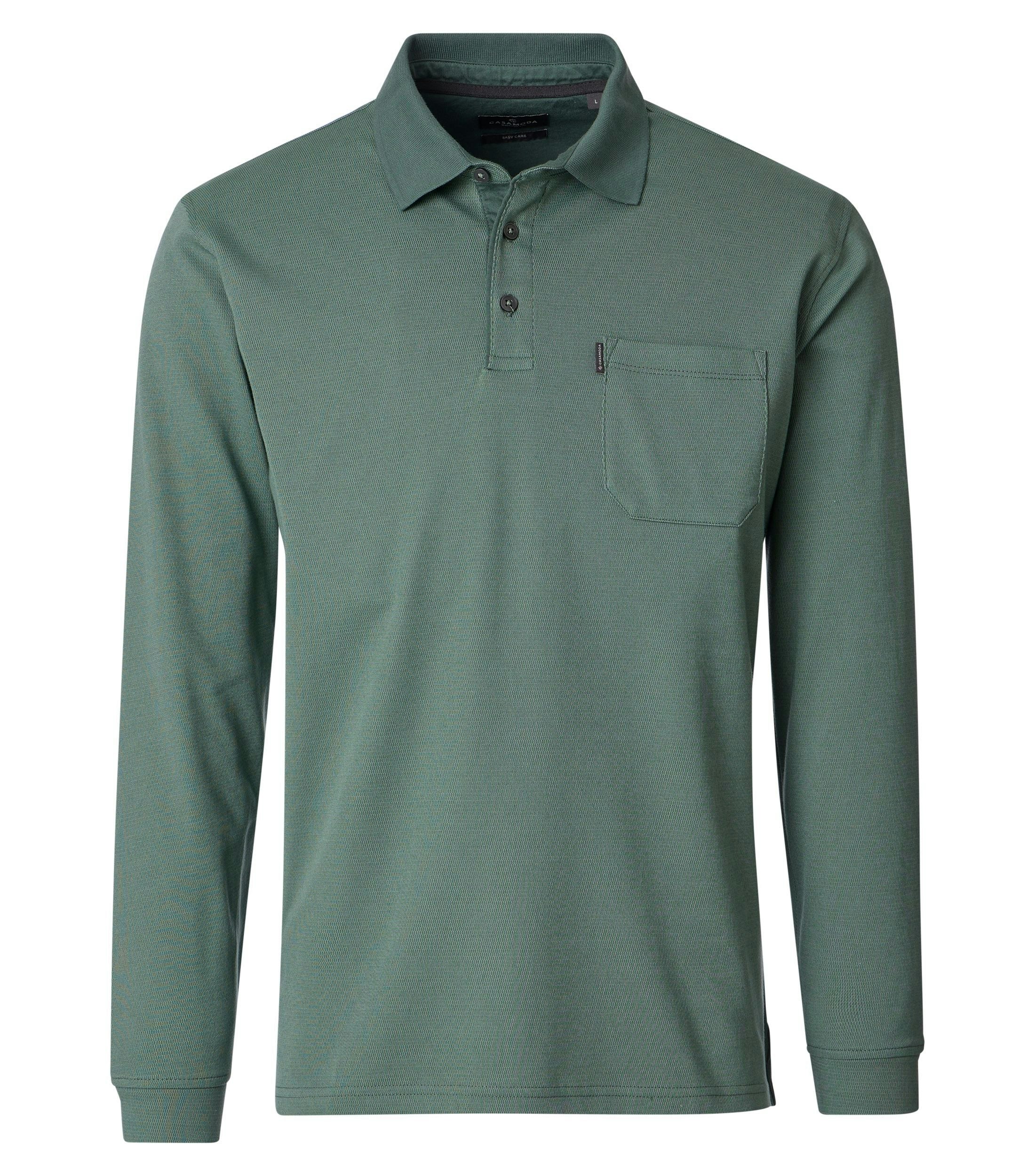 Ein Polo-Shirt im gestreift Muster in der Farbe Grün