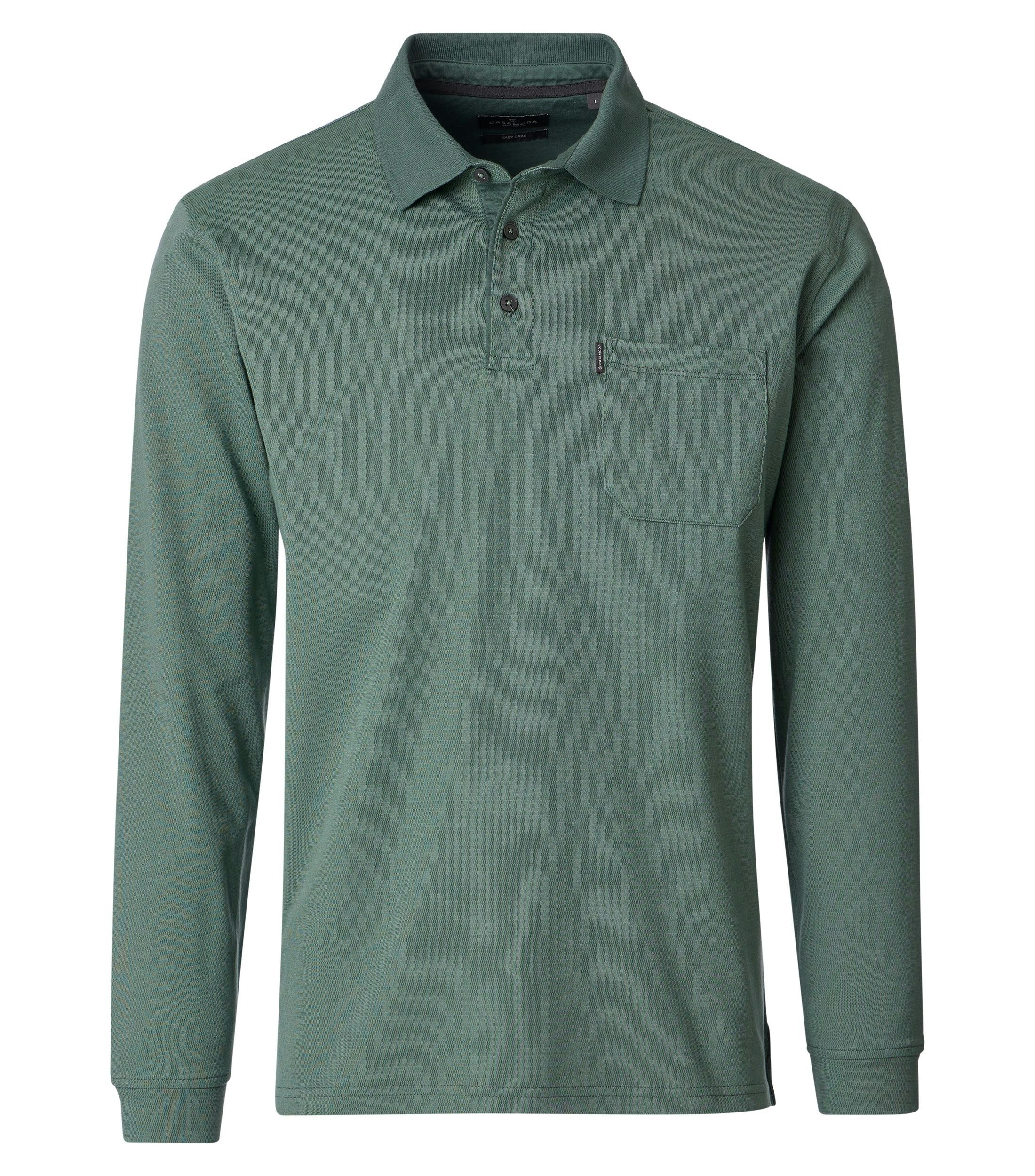 Ein Polo-Shirt im gestreift Muster in der Farbe Grün