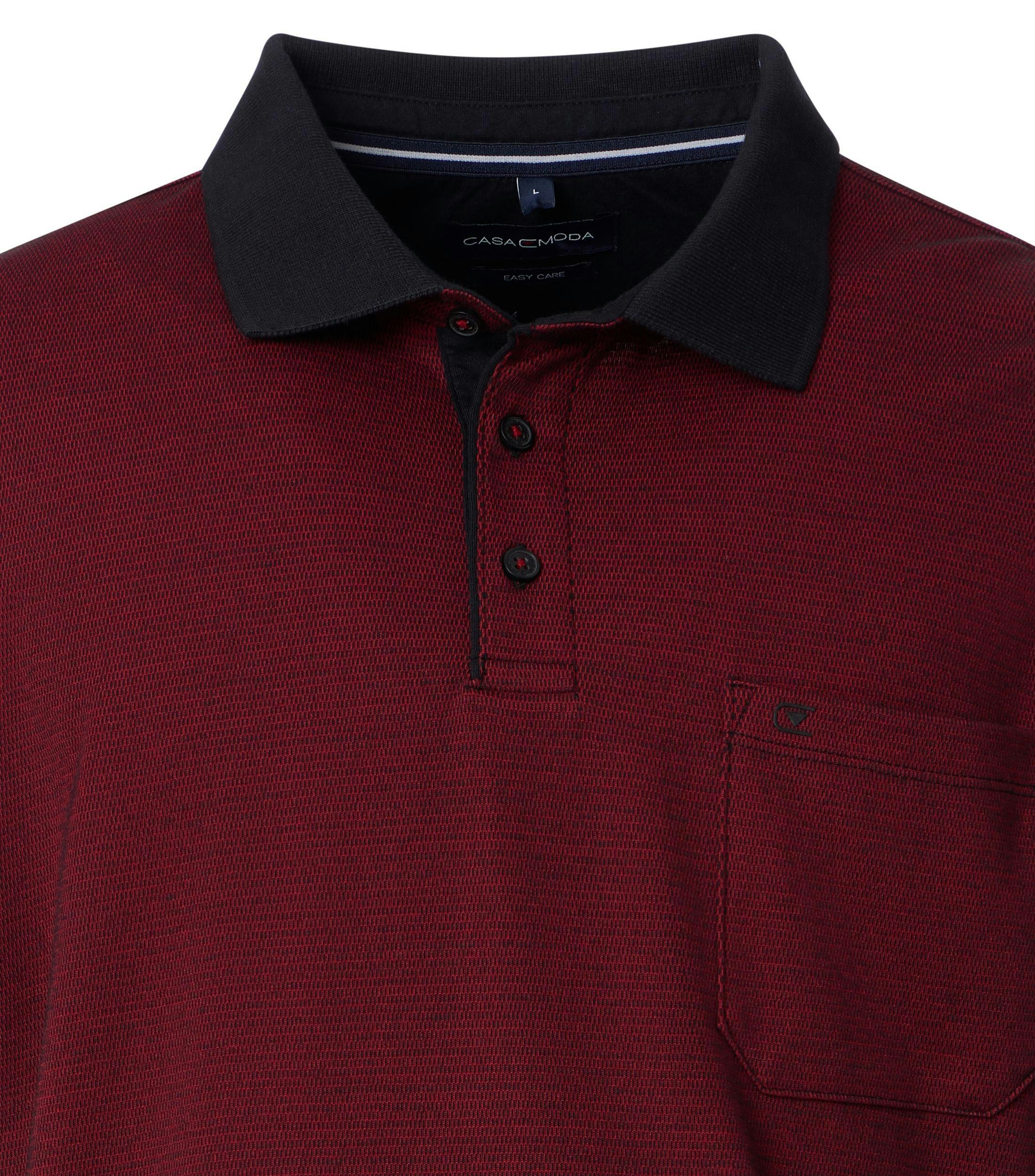 Ein Polo-Shirt im gestreift Muster in der Farbe Rot