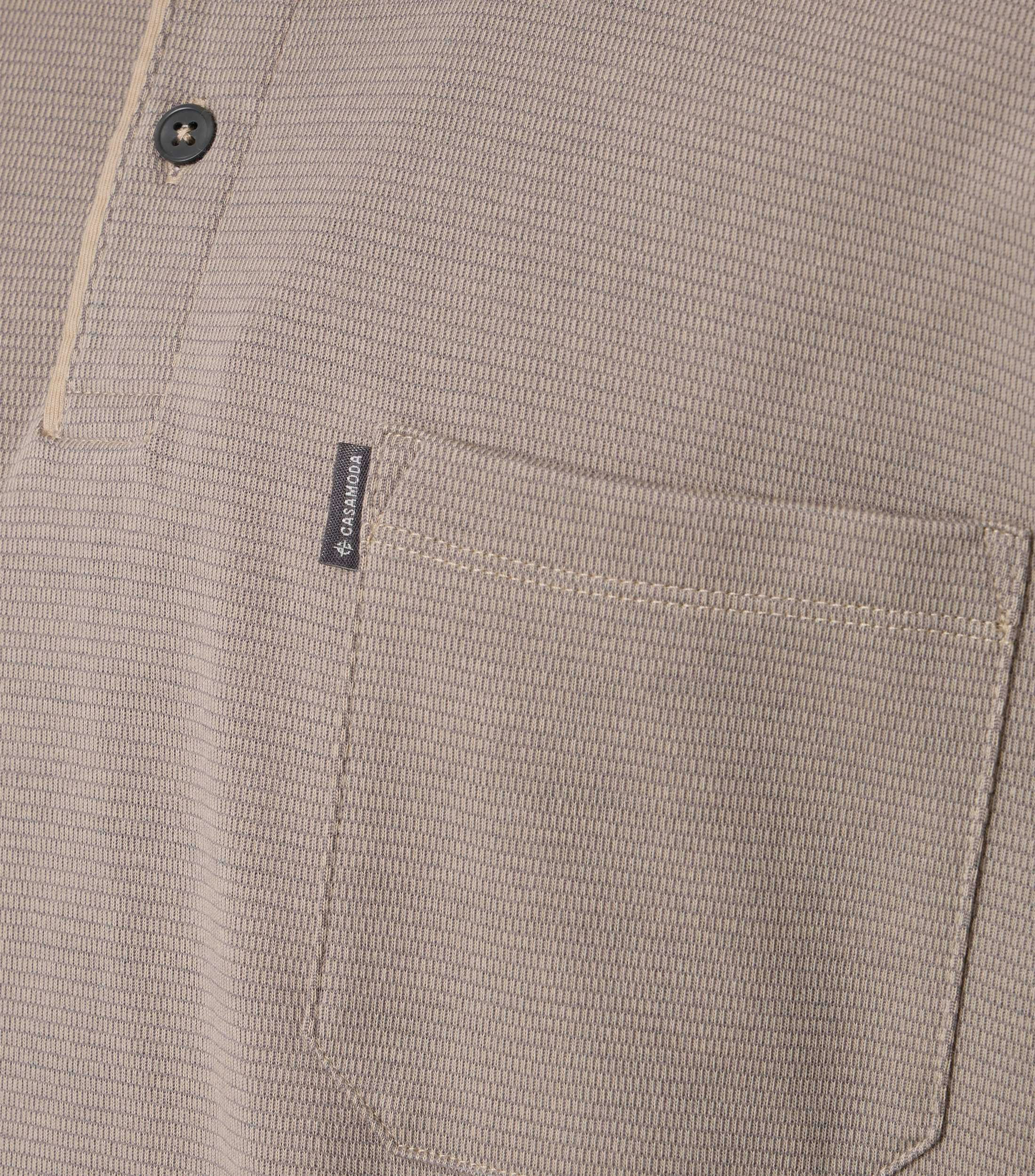 Ein Polo-Shirt im gestreift Muster in der Farbe Hellbraun