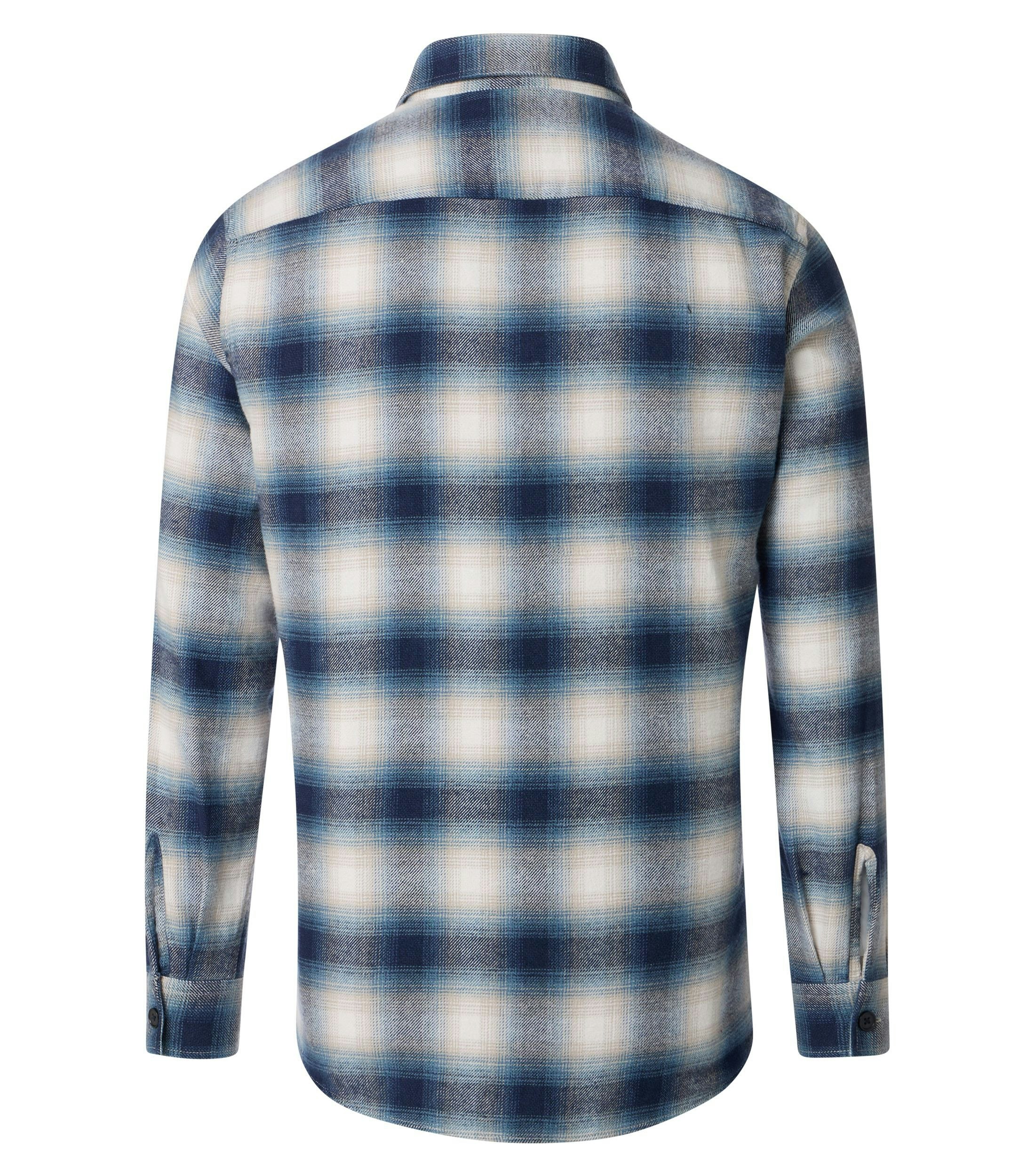 Das Model trägt ein Freizeithemd im uni Muster in der Farbe Blau