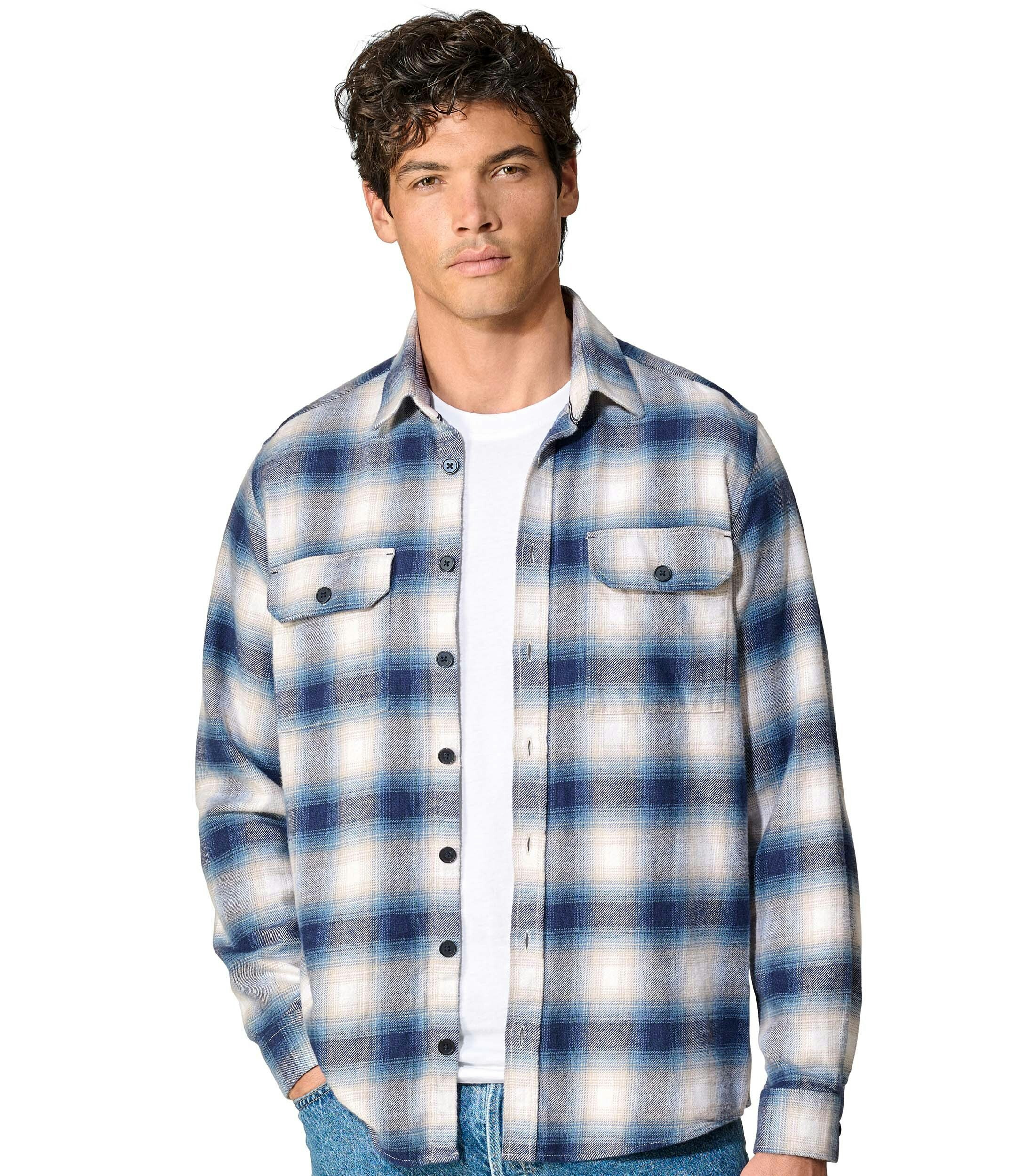 Das Model trägt ein Freizeithemd im uni Muster in der Farbe Blau