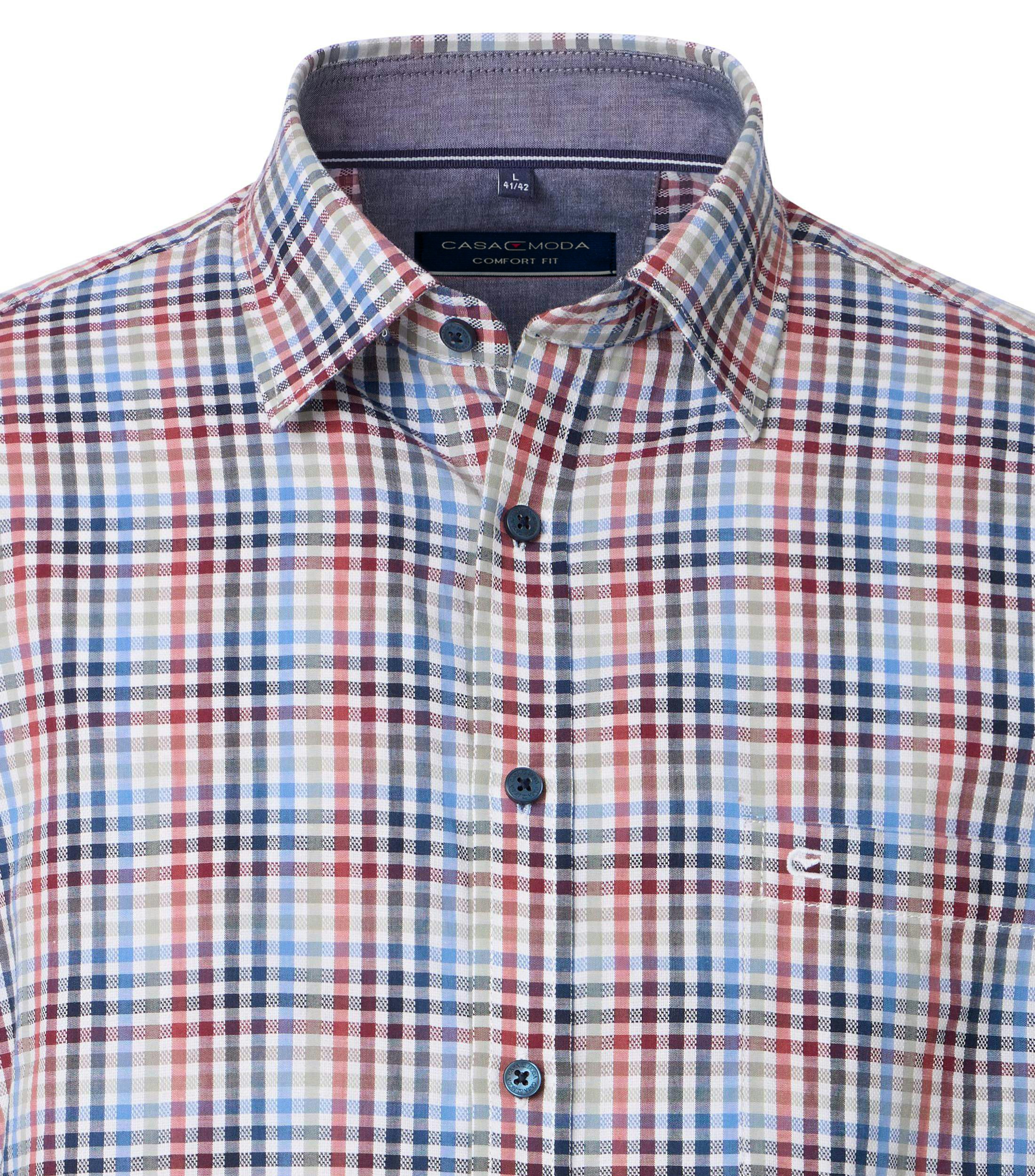 Ein Freizeithemd im kariert Muster in der Farbe Rot