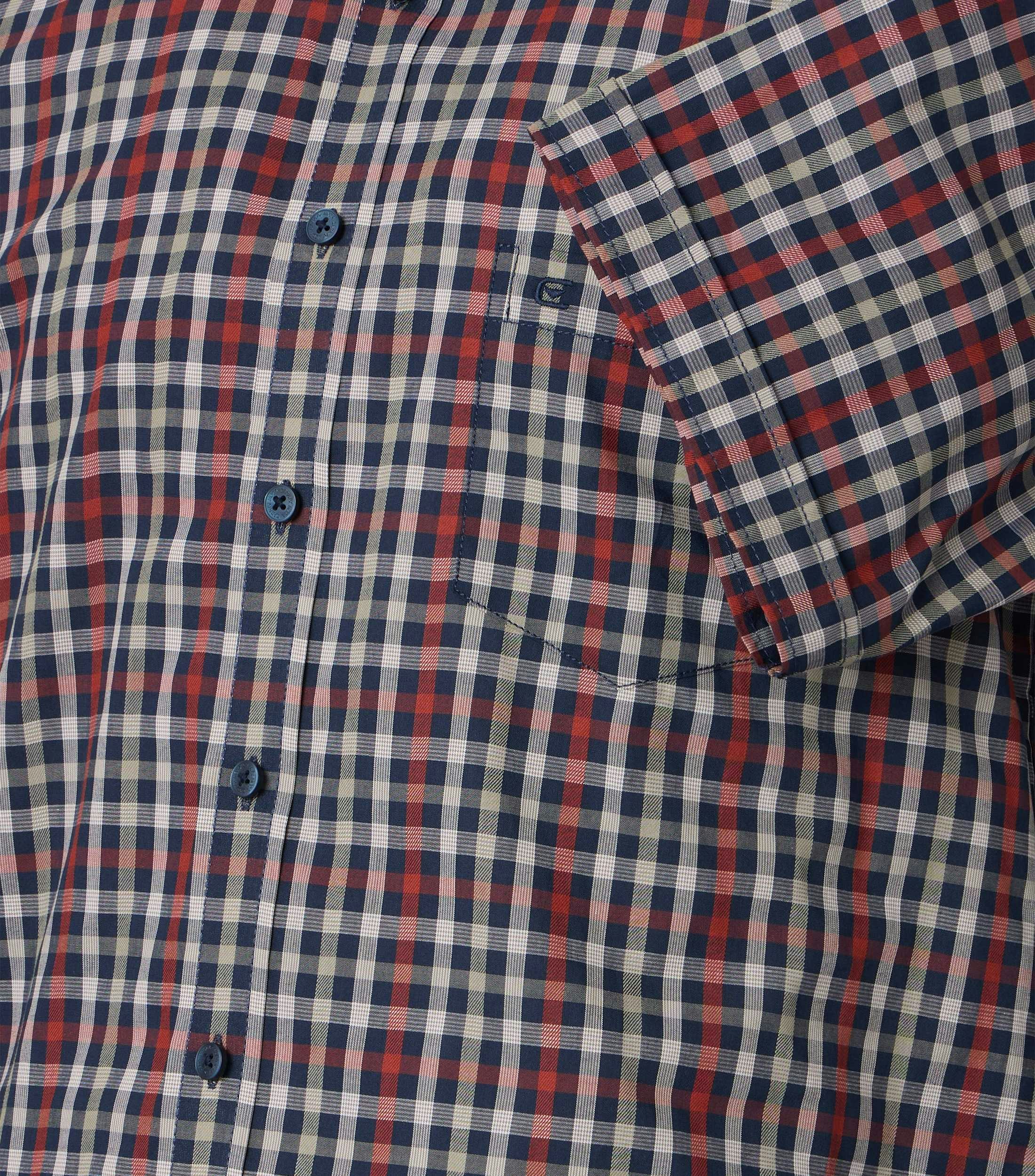 Ein Freizeithemd im kariert Muster in der Farbe Rot