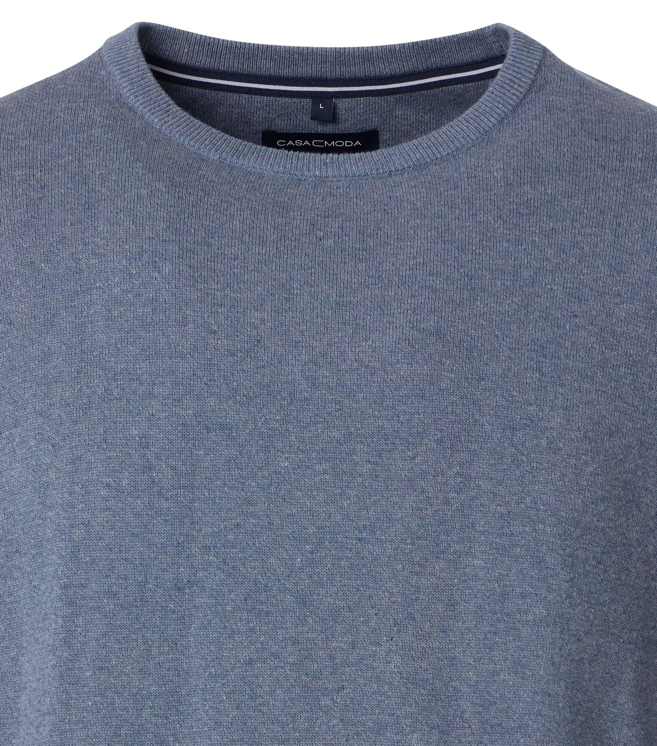 Ein Pullover im uni Muster in der Farbe Hellblau