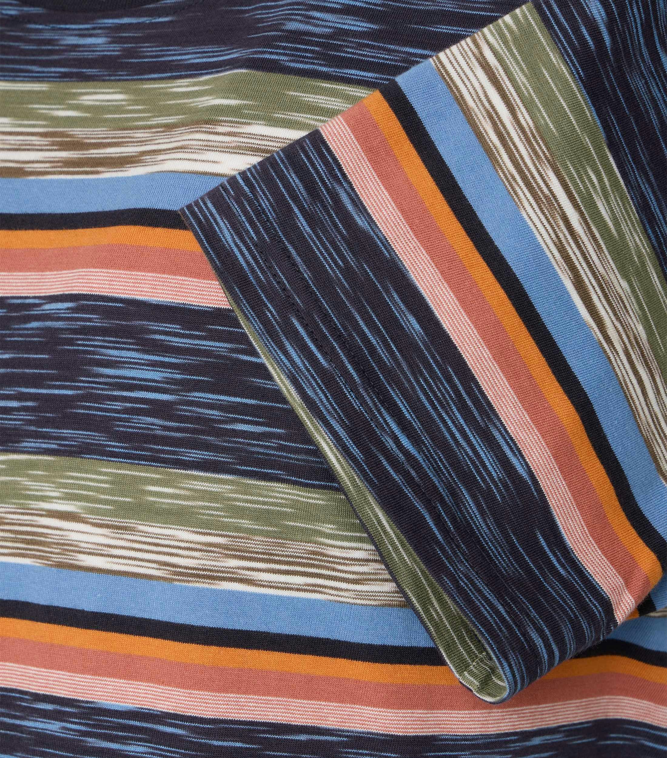 Das Model trägt ein TShirt im gestreift Muster in der Farbe Blau