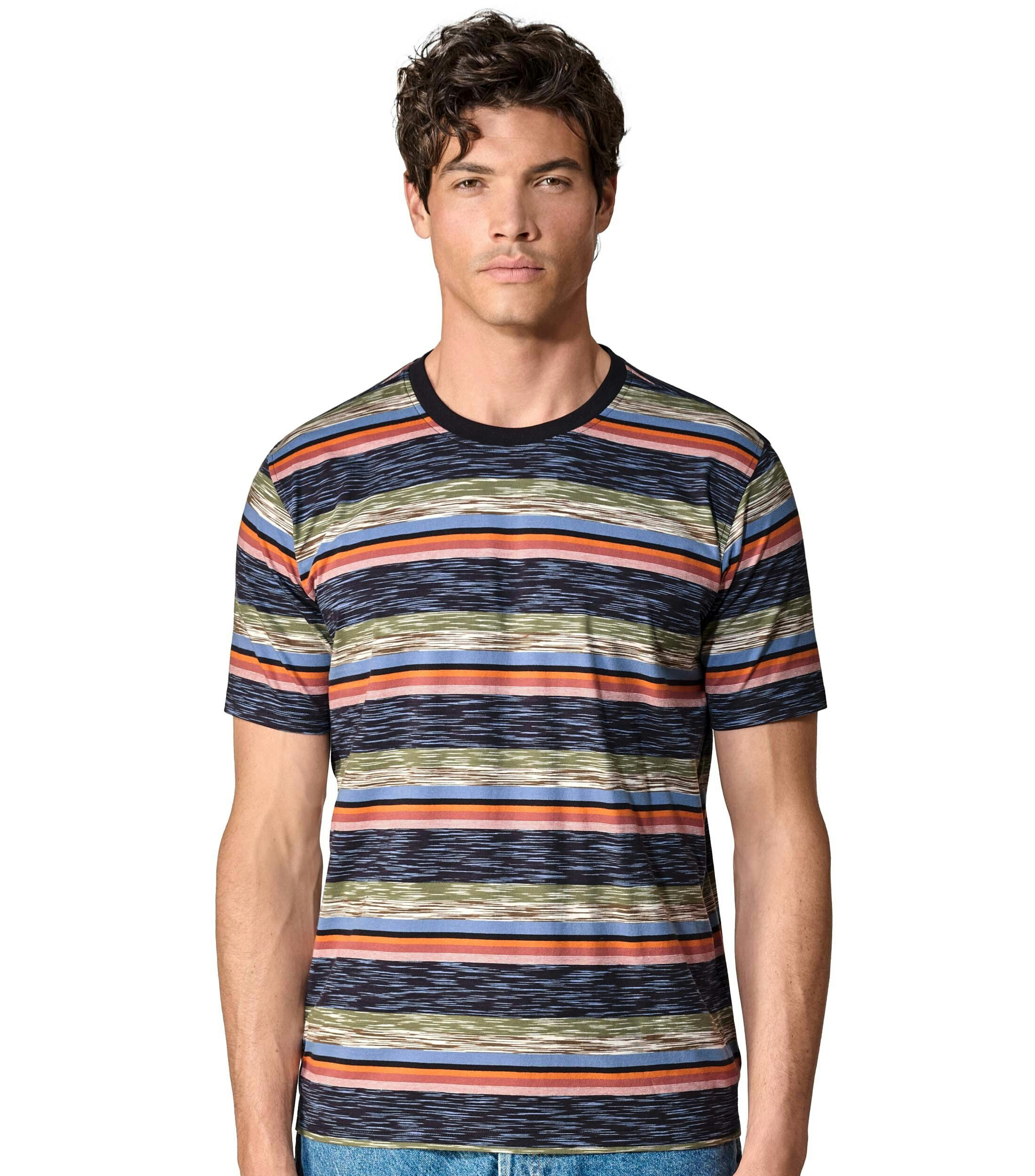 Das Model trägt ein TShirt im gestreift Muster in der Farbe Blau