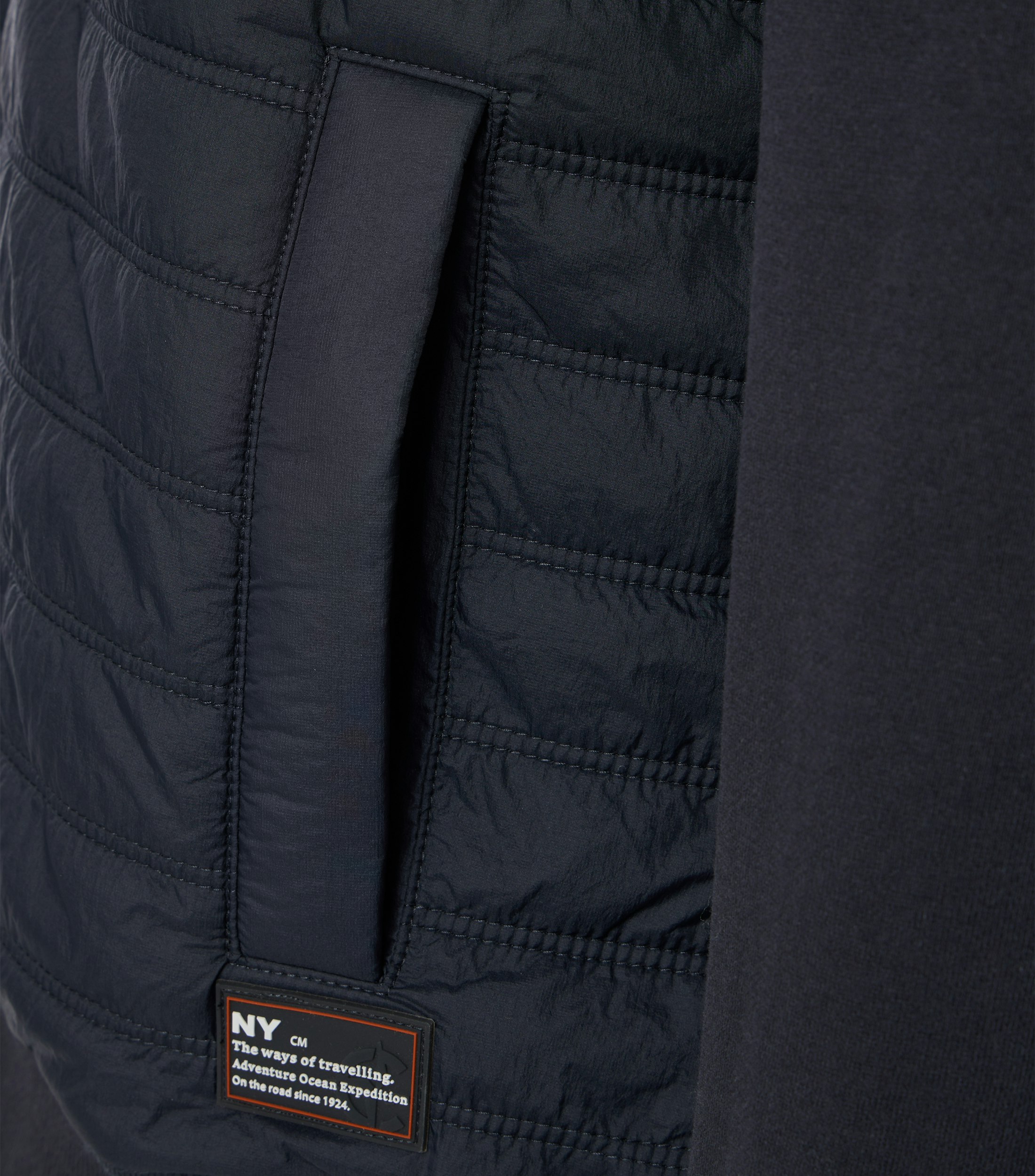 Ein Sweatjacke im uni Muster in der Farbe Dunkelblau