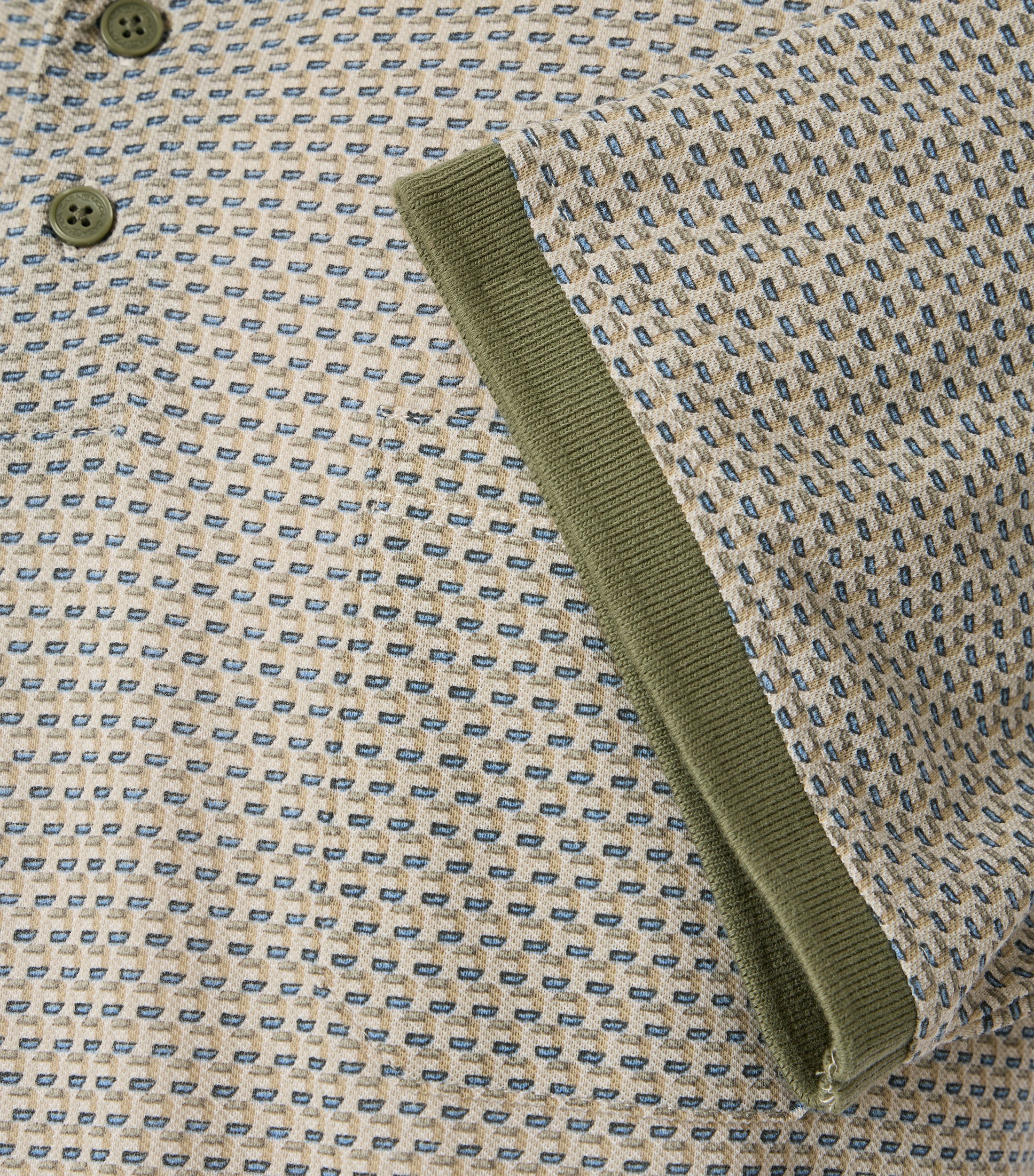 Ein Polo-Shirt im Print Muster in der Farbe Hellgrün