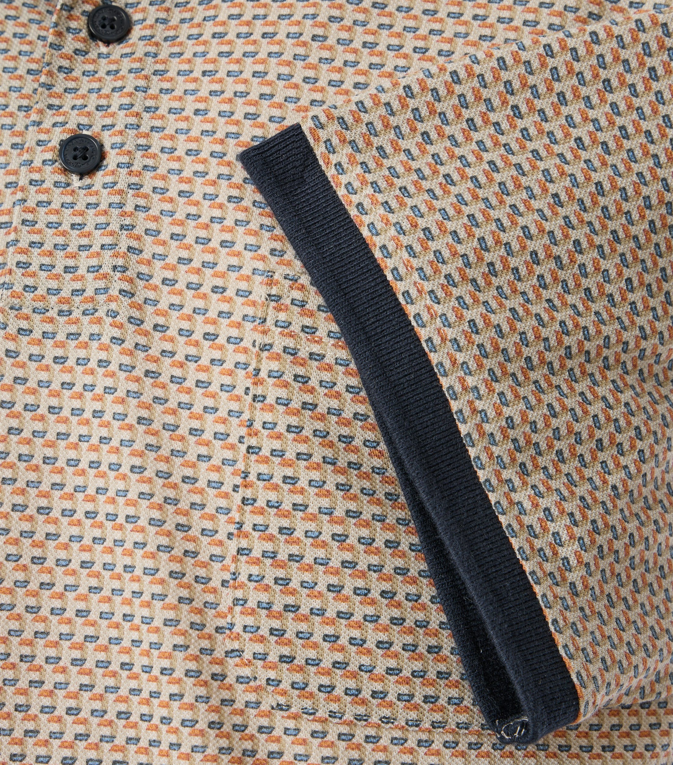 Ein Polo-Shirt im Print Muster in der Farbe Beige