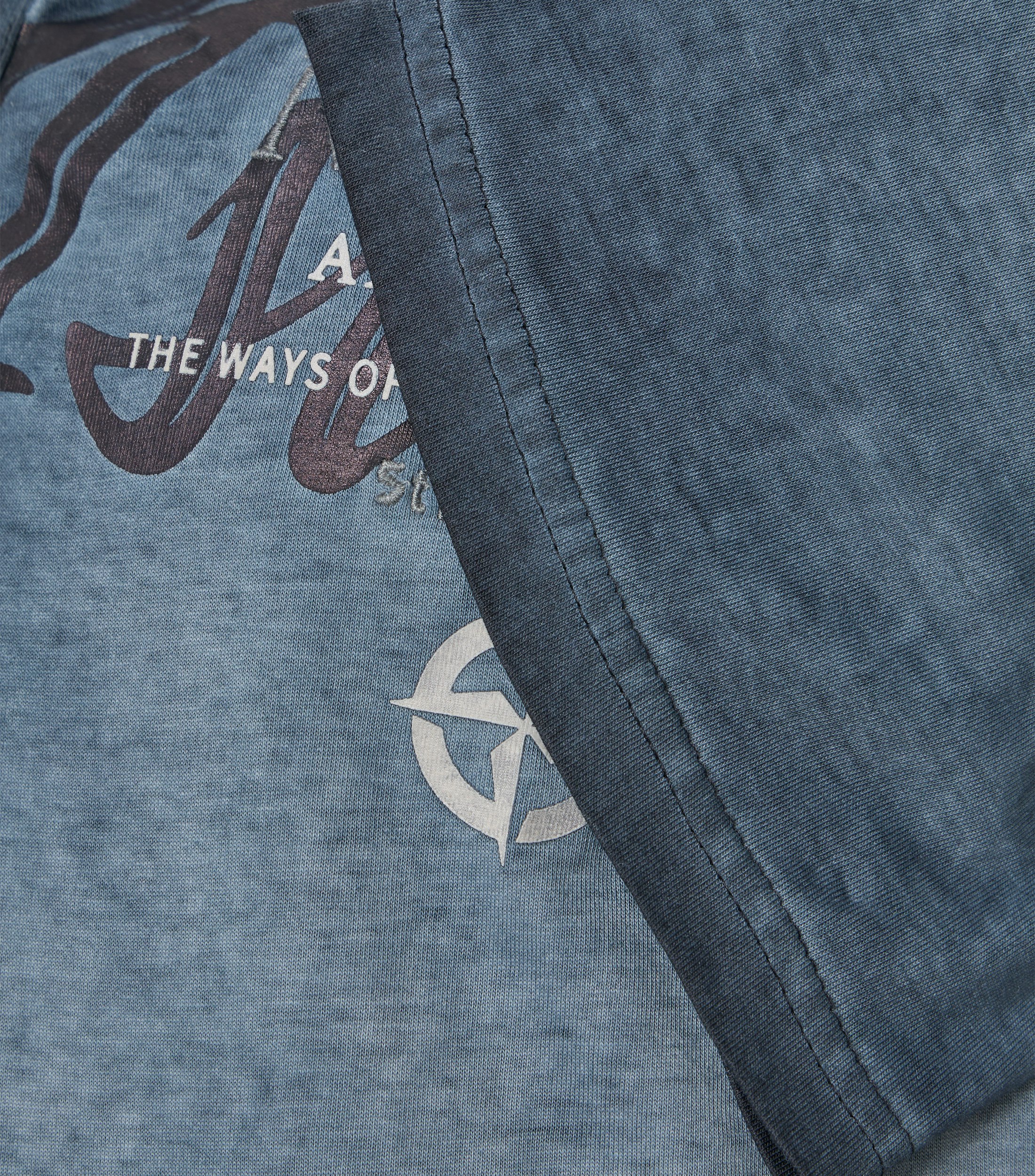 Ein T-Shirt im uni Muster in der Farbe Blau