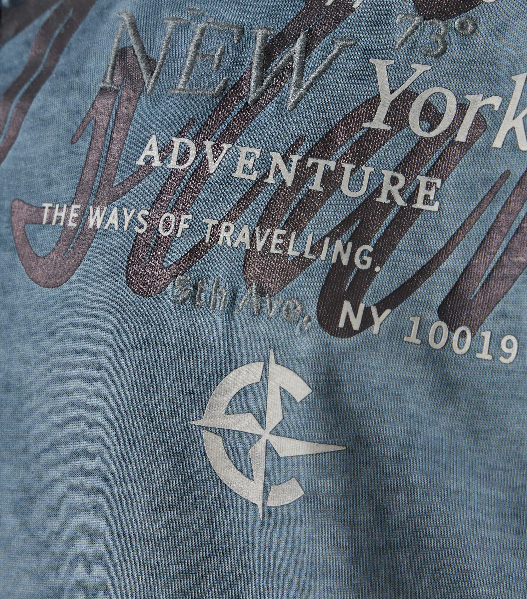 Ein T-Shirt im uni Muster in der Farbe Blau