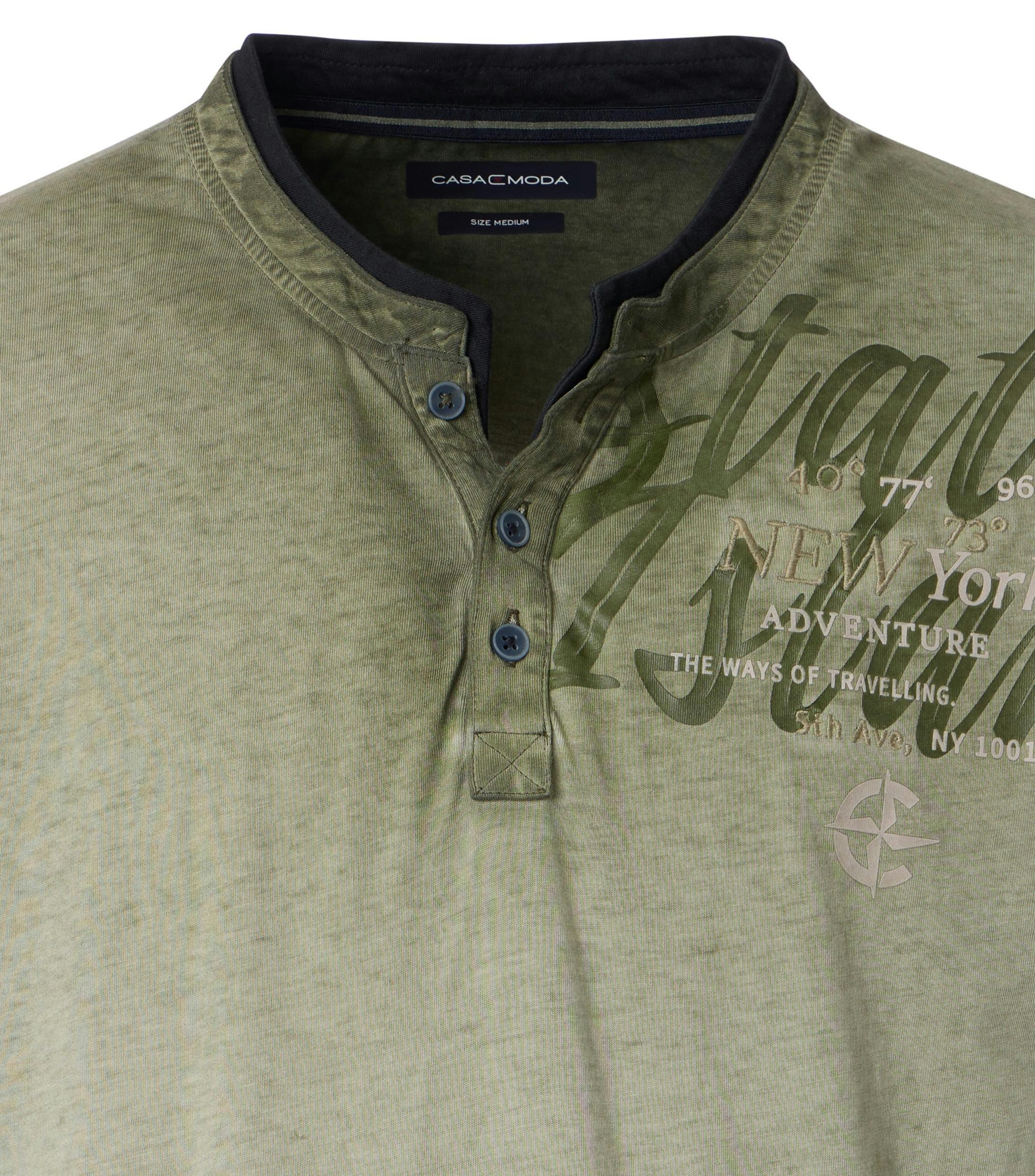 Ein T-Shirt im uni Muster in der Farbe Grün