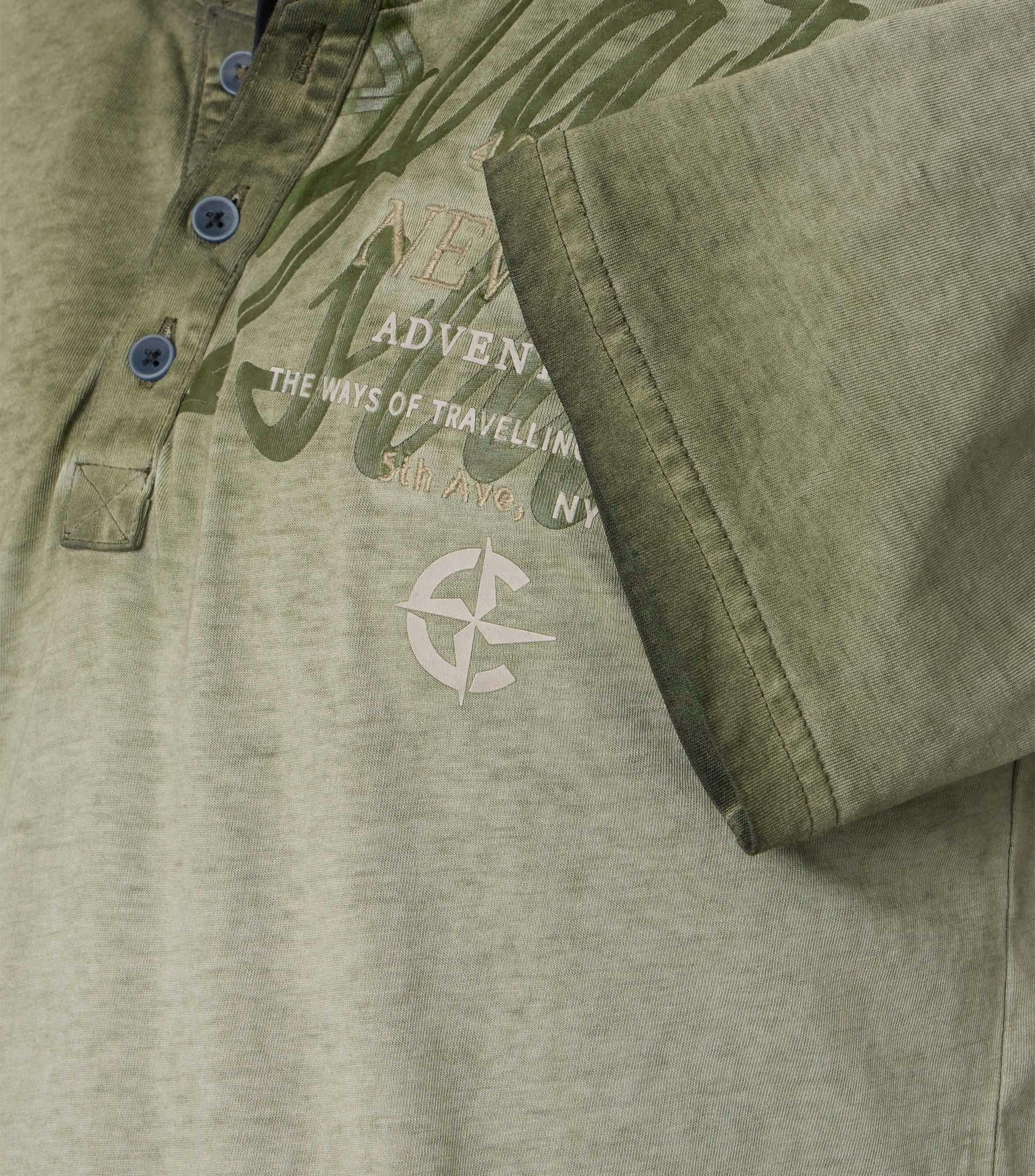 Ein T-Shirt im uni Muster in der Farbe Grün