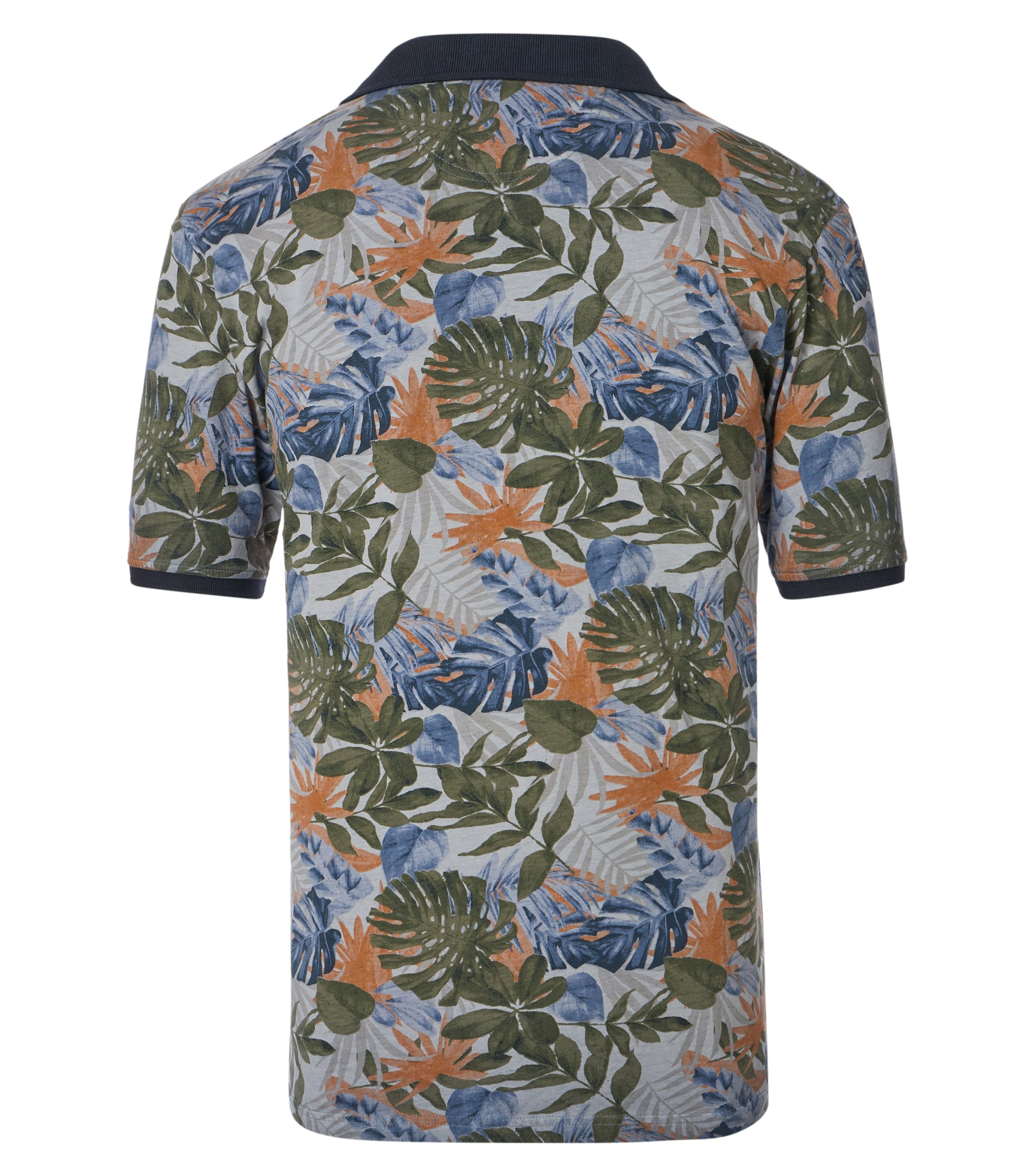 Das Model trägt ein PoloShirt im Print Muster in der Farbe Blau