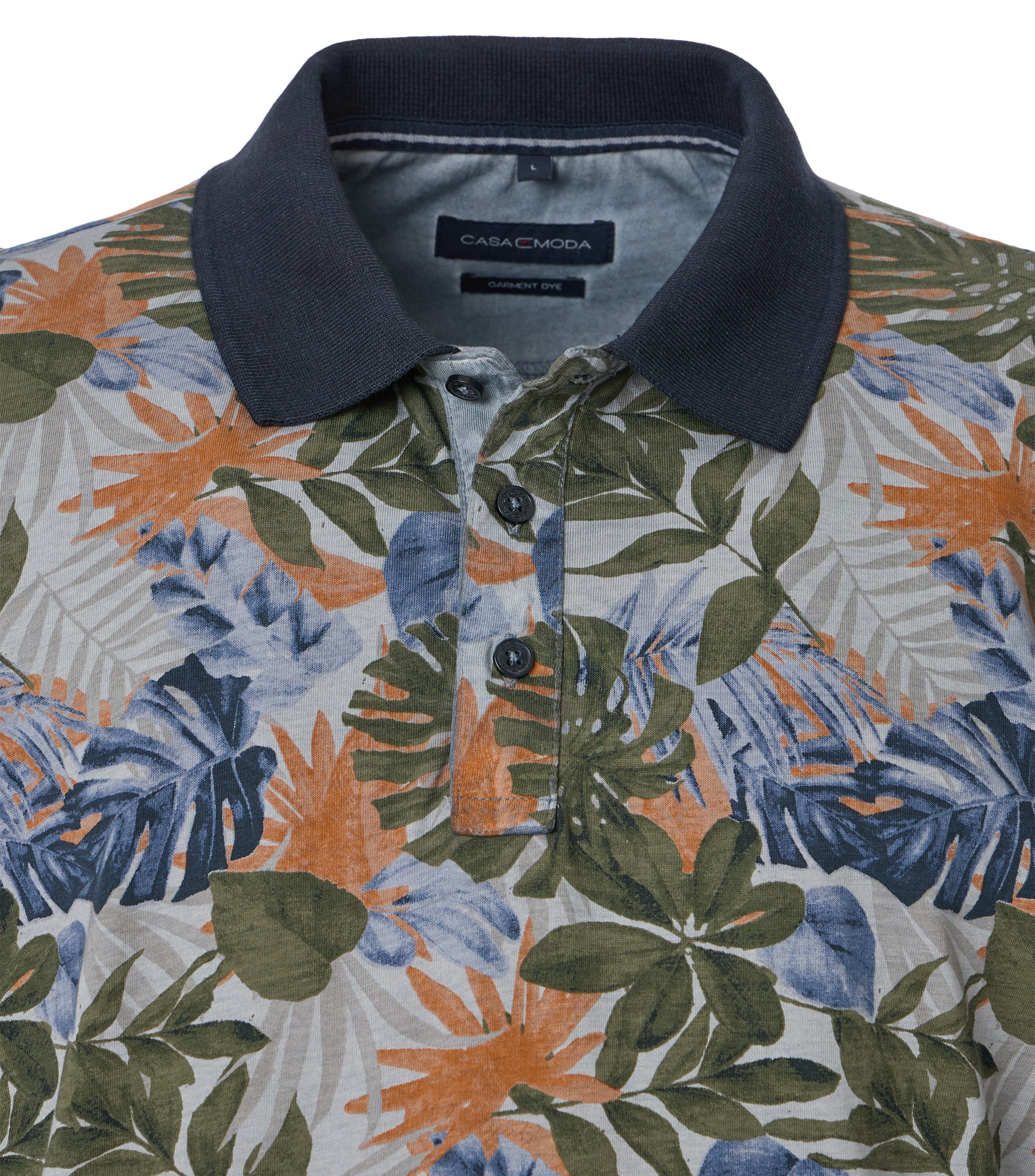 Das Model trägt ein PoloShirt im Print Muster in der Farbe Blau