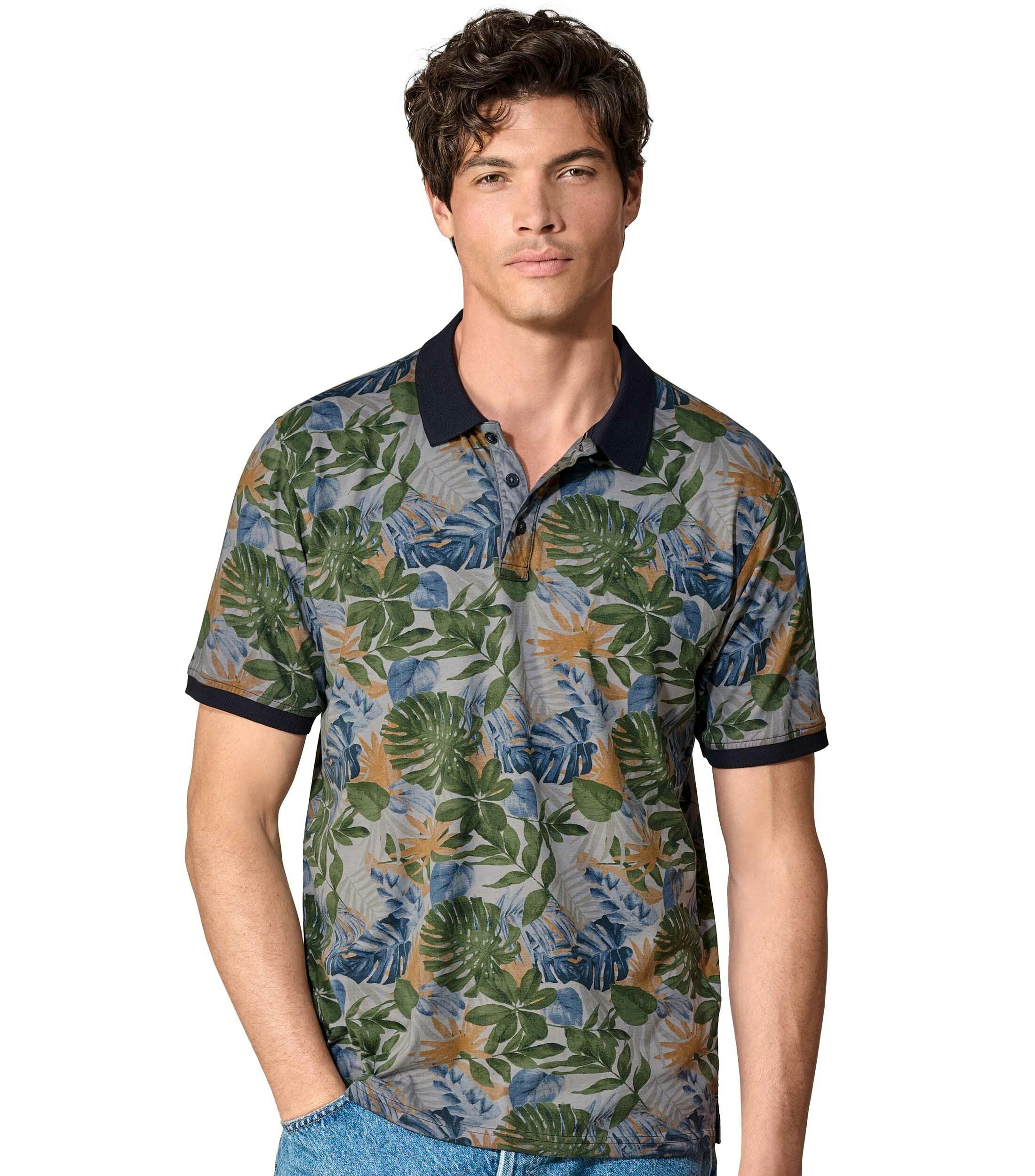 Das Model trägt ein PoloShirt im Print Muster in der Farbe Blau