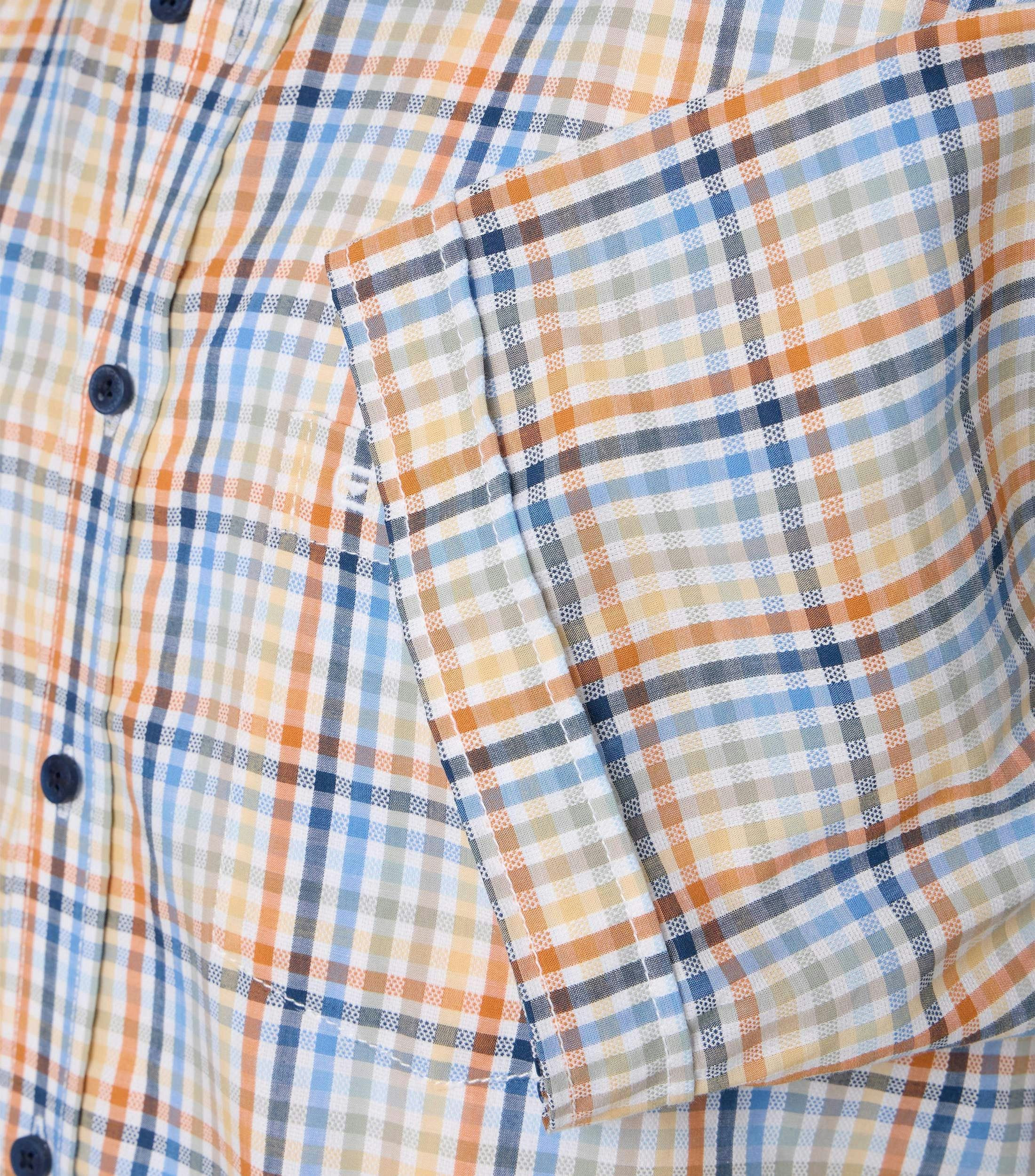 Ein Freizeithemd im Print Muster in der Farbe orange