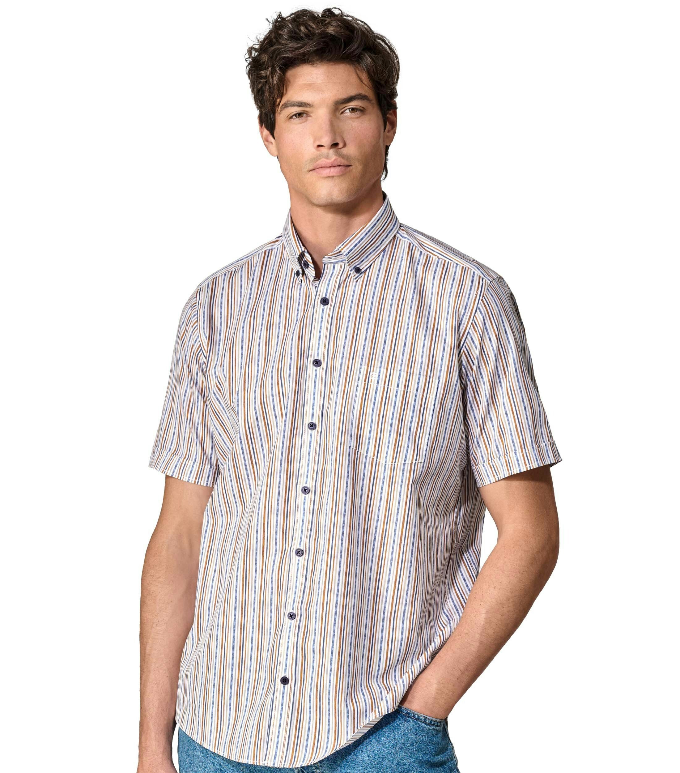 Das Model trägt ein Freizeithemd im gestreift Muster in der Farbe Hellorange