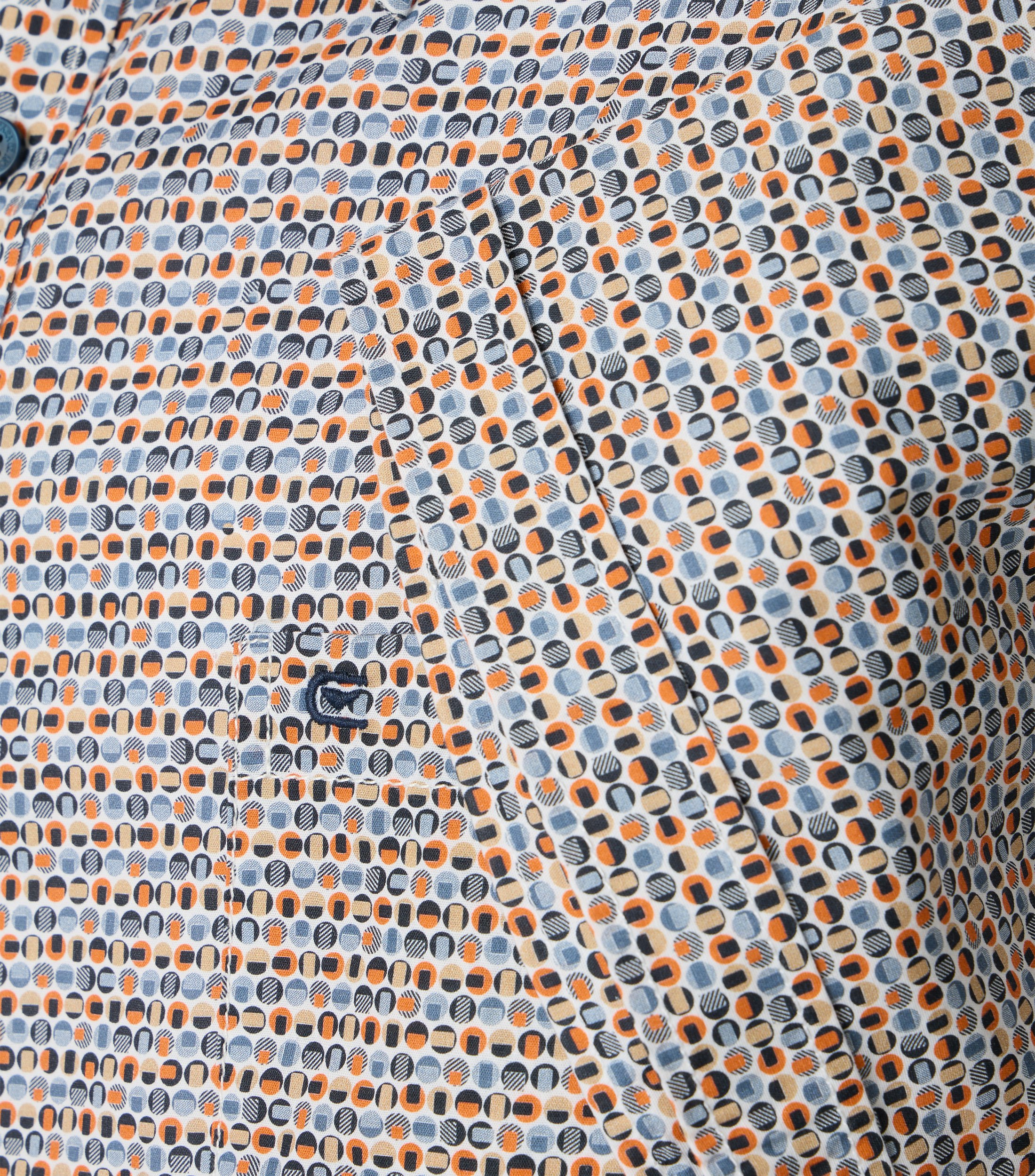 Ein Freizeithemd im Print Muster in der Farbe Orange