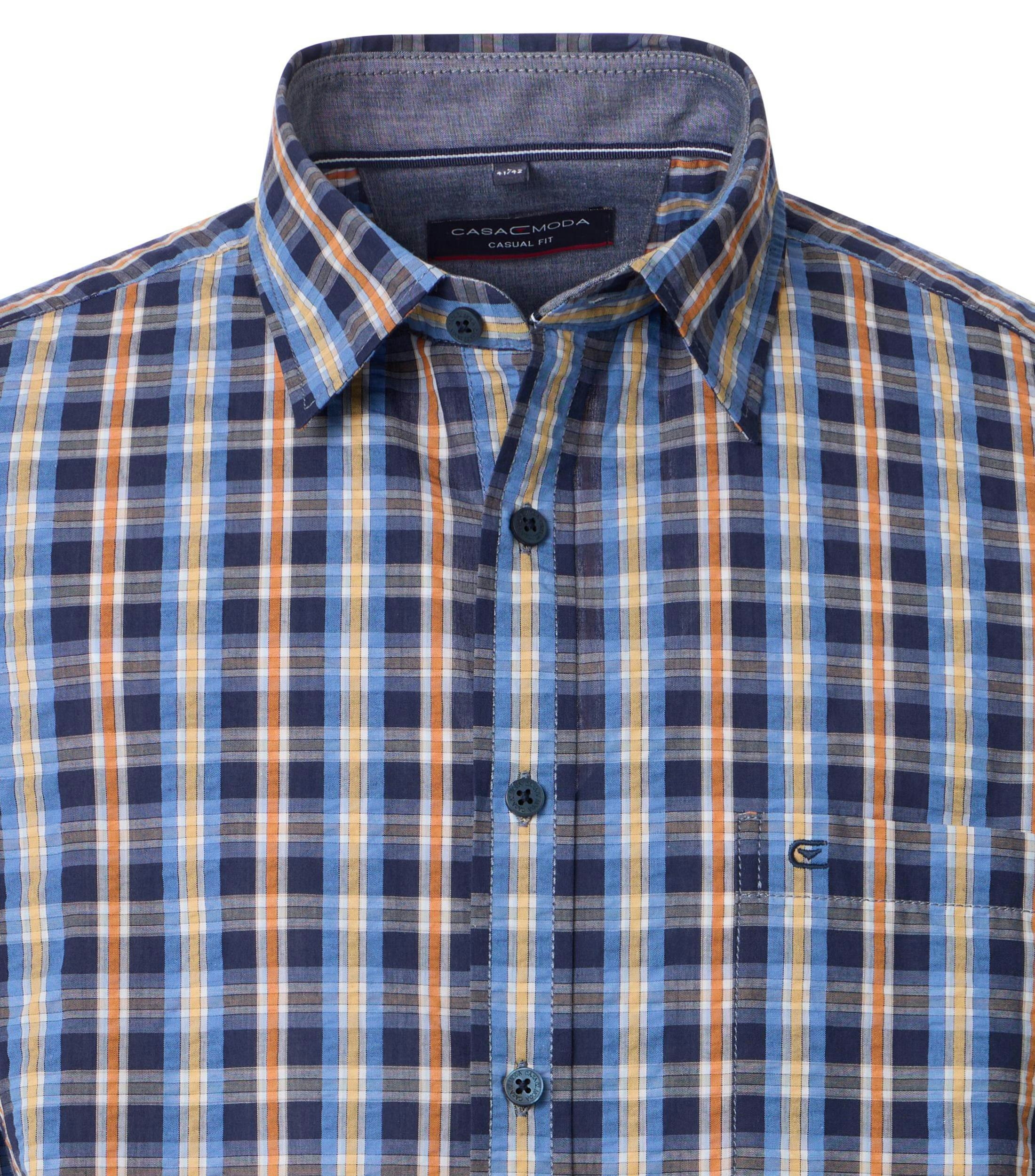 Das Model trägt ein Freizeithemd im kariert Muster in der Farbe Blau