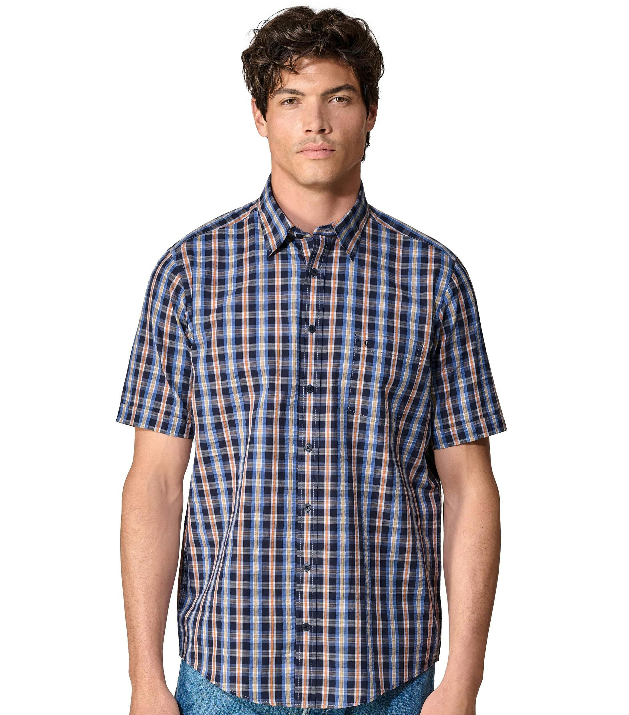 Das Model trägt ein Freizeithemd im kariert Muster in der Farbe Blau