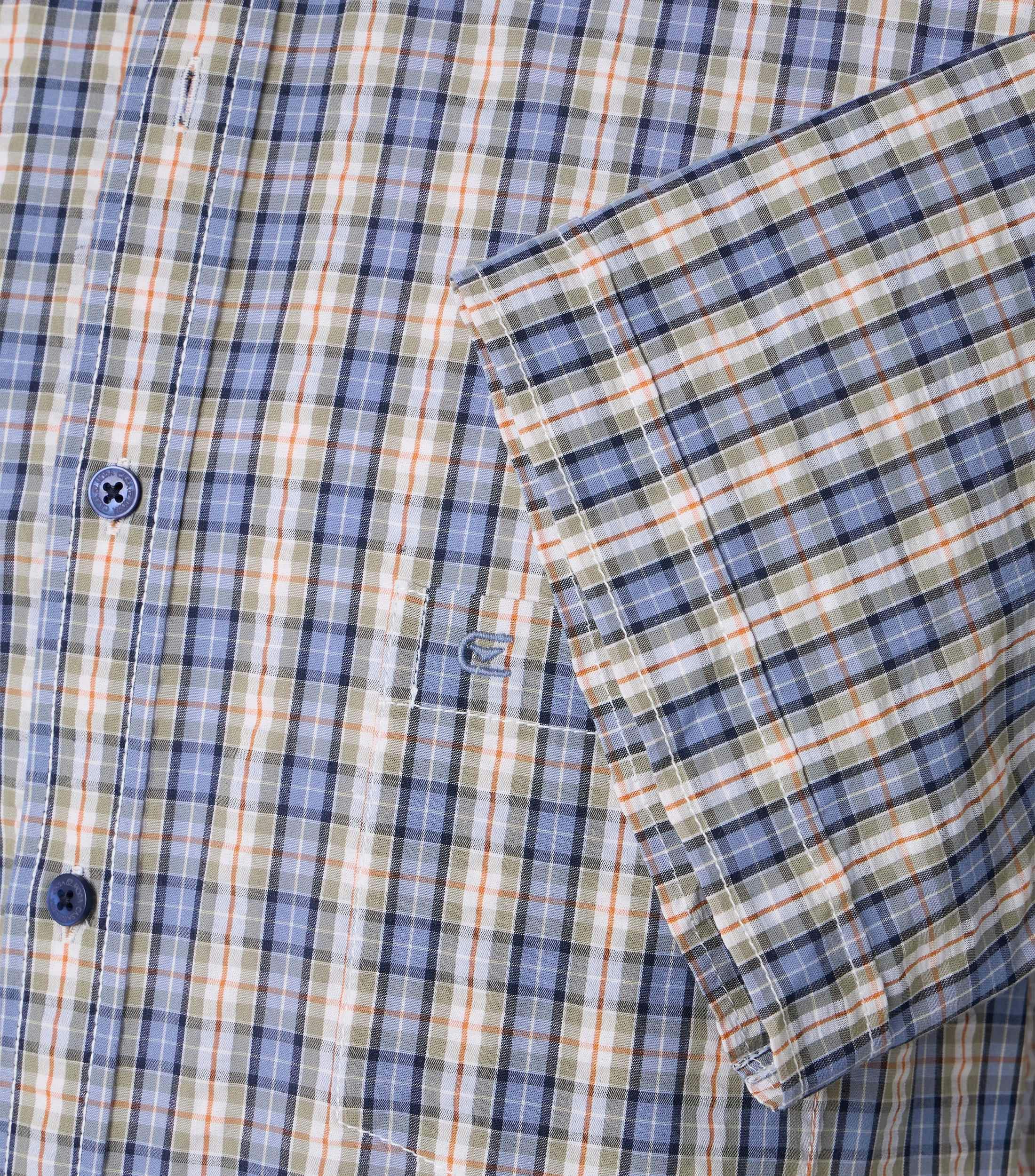 Ein Freizeithemd im kariert Muster in der Farbe Blau