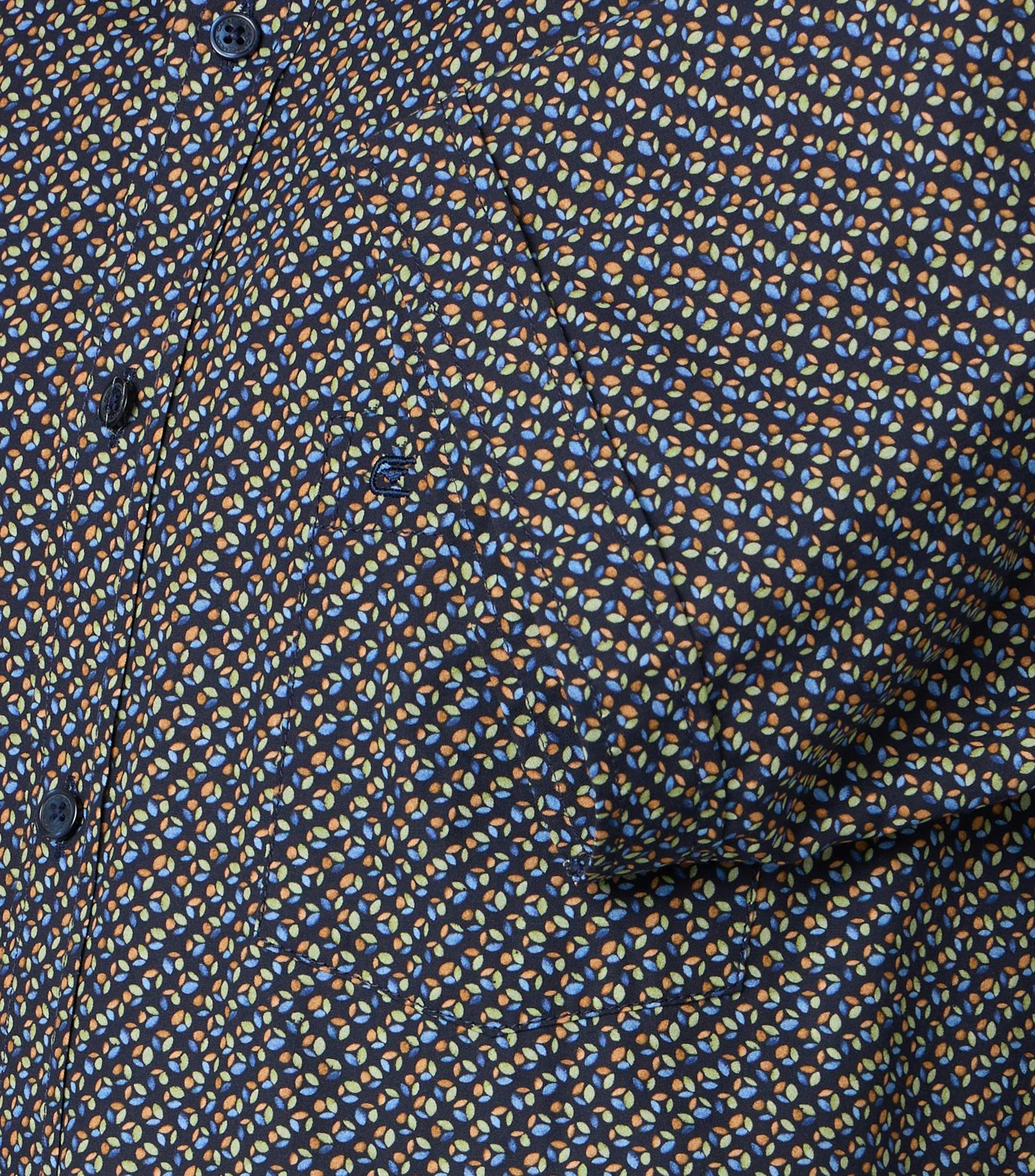 Ein Freizeithemd im Print Muster in der Farbe Schwarz