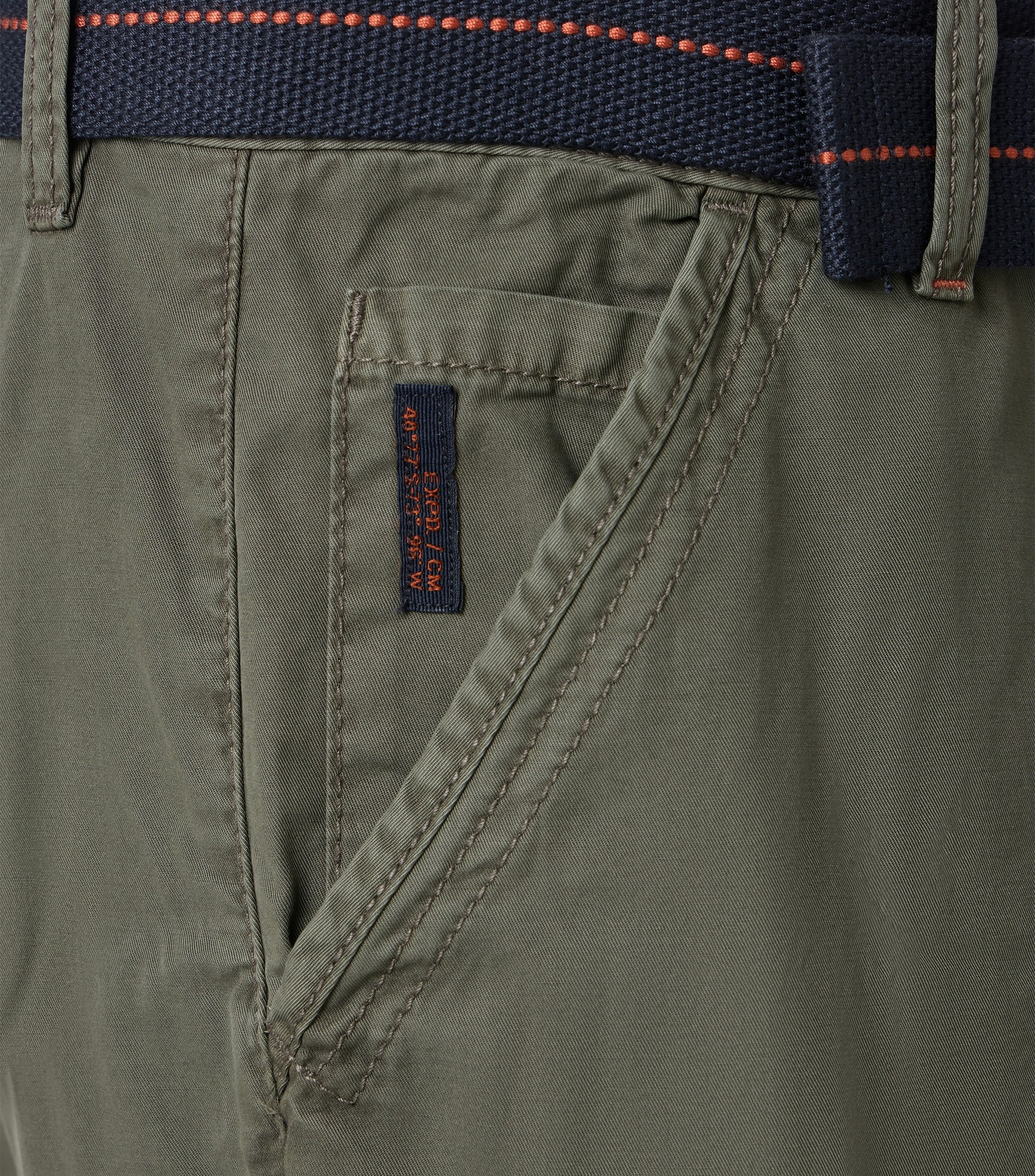 Eine Shorts im uni Muster in der Farbe Olive