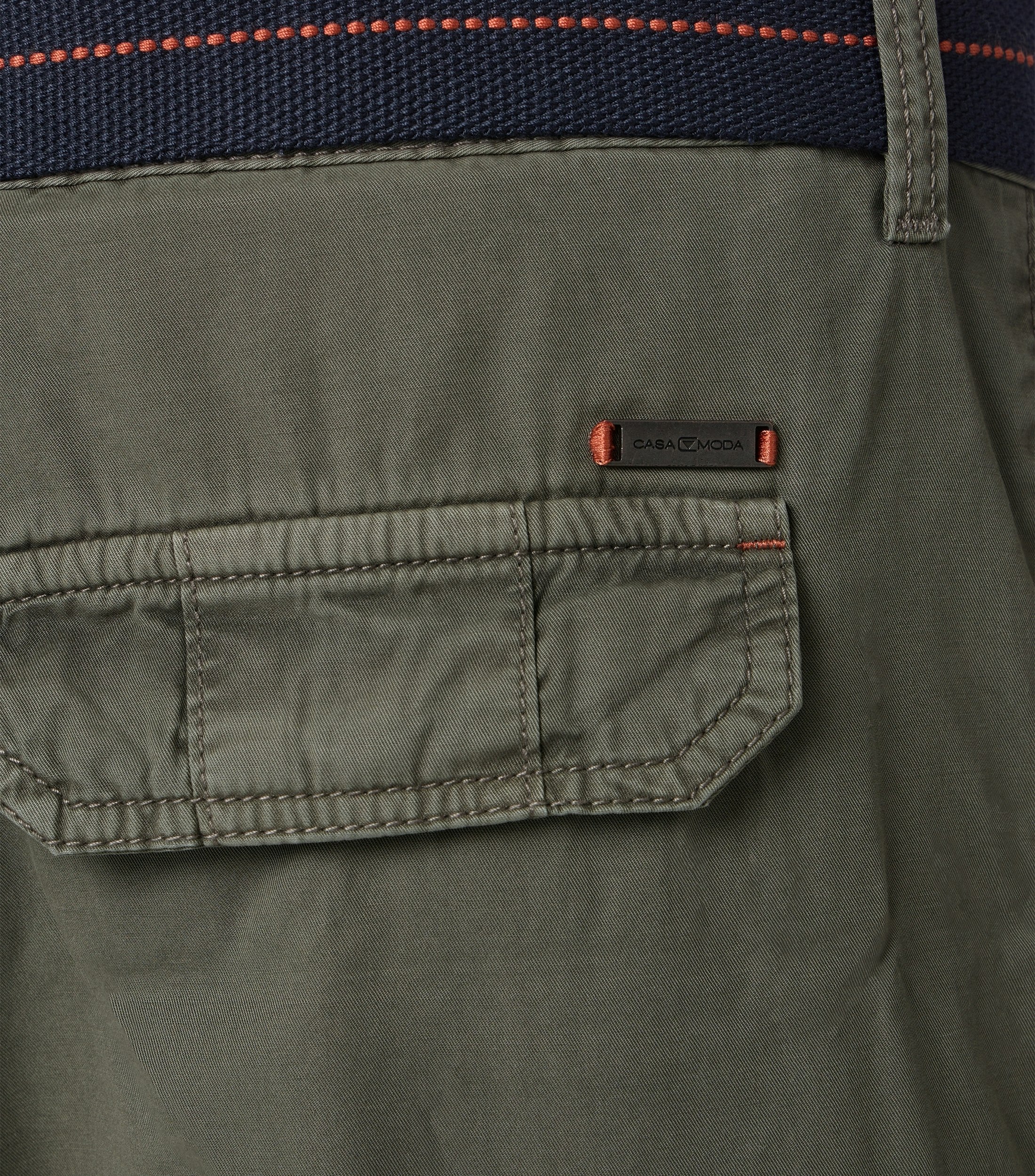 Eine Shorts im uni Muster in der Farbe Olive