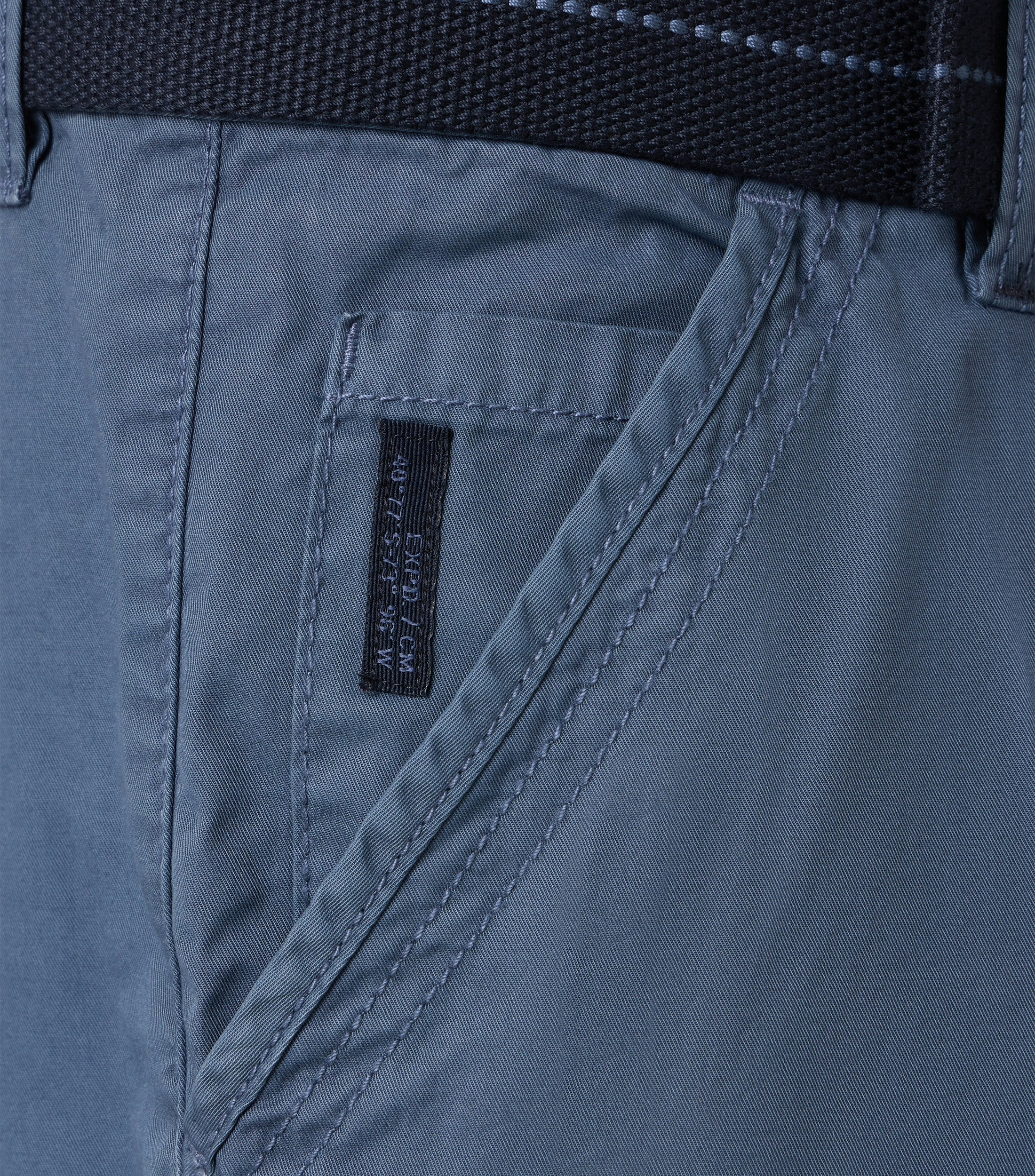 Ein Shorts im uni Muster in der Farbe sattes Mittelblau