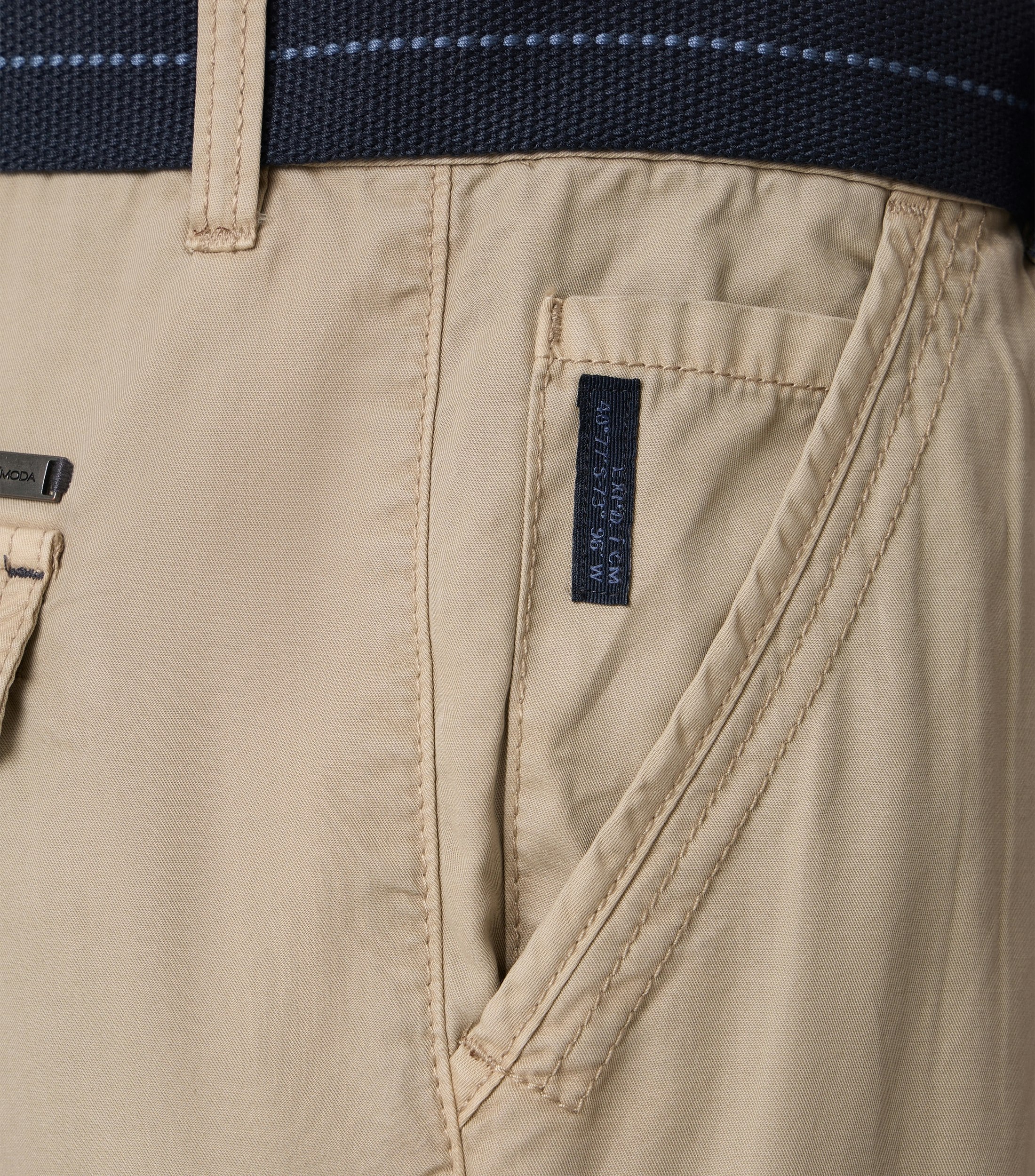Shorts im unifarbenen Design in der Farbe Champagner Beige