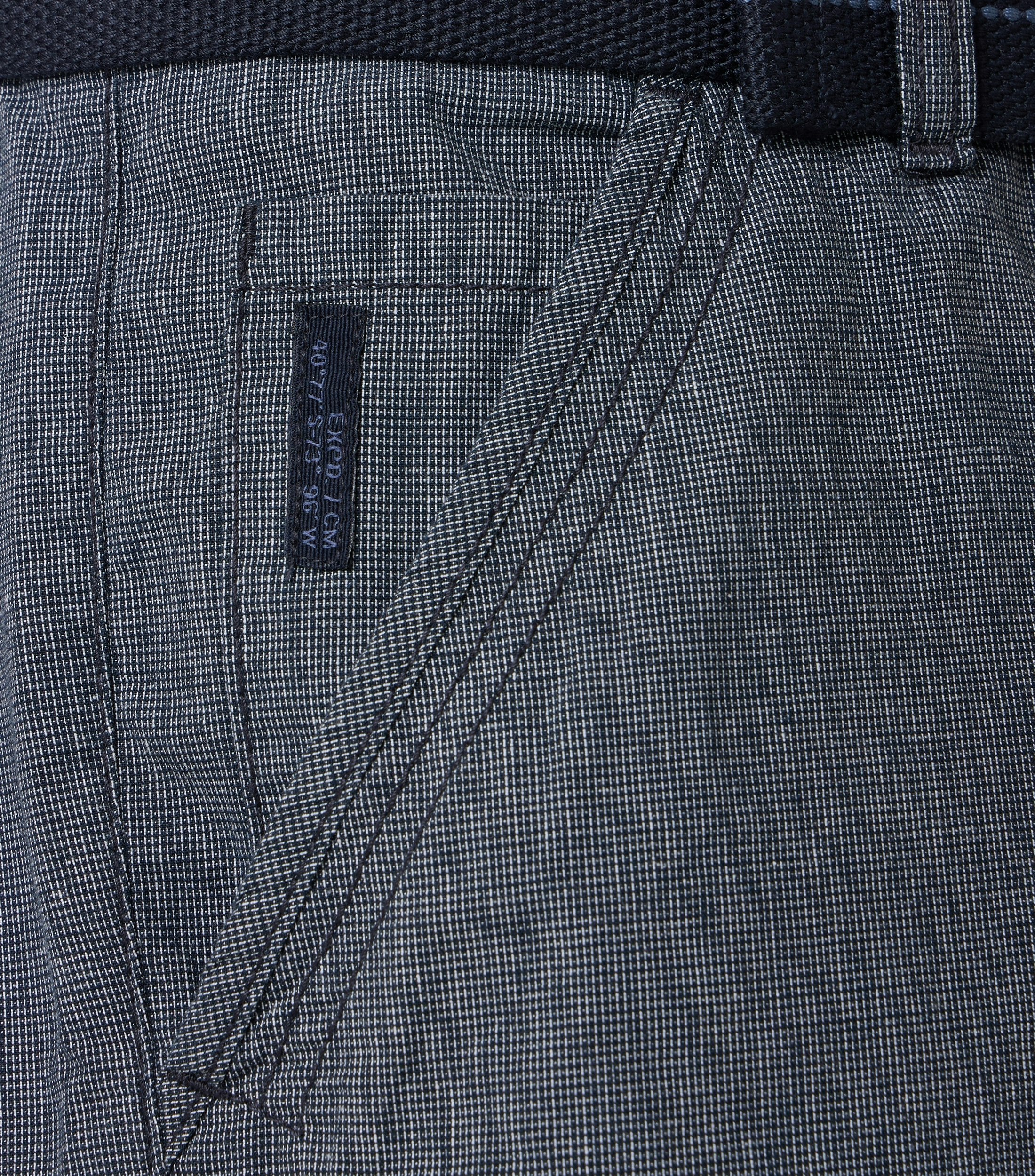 Ein Shorts im uni Muster in der Farbe graues Mittelblau