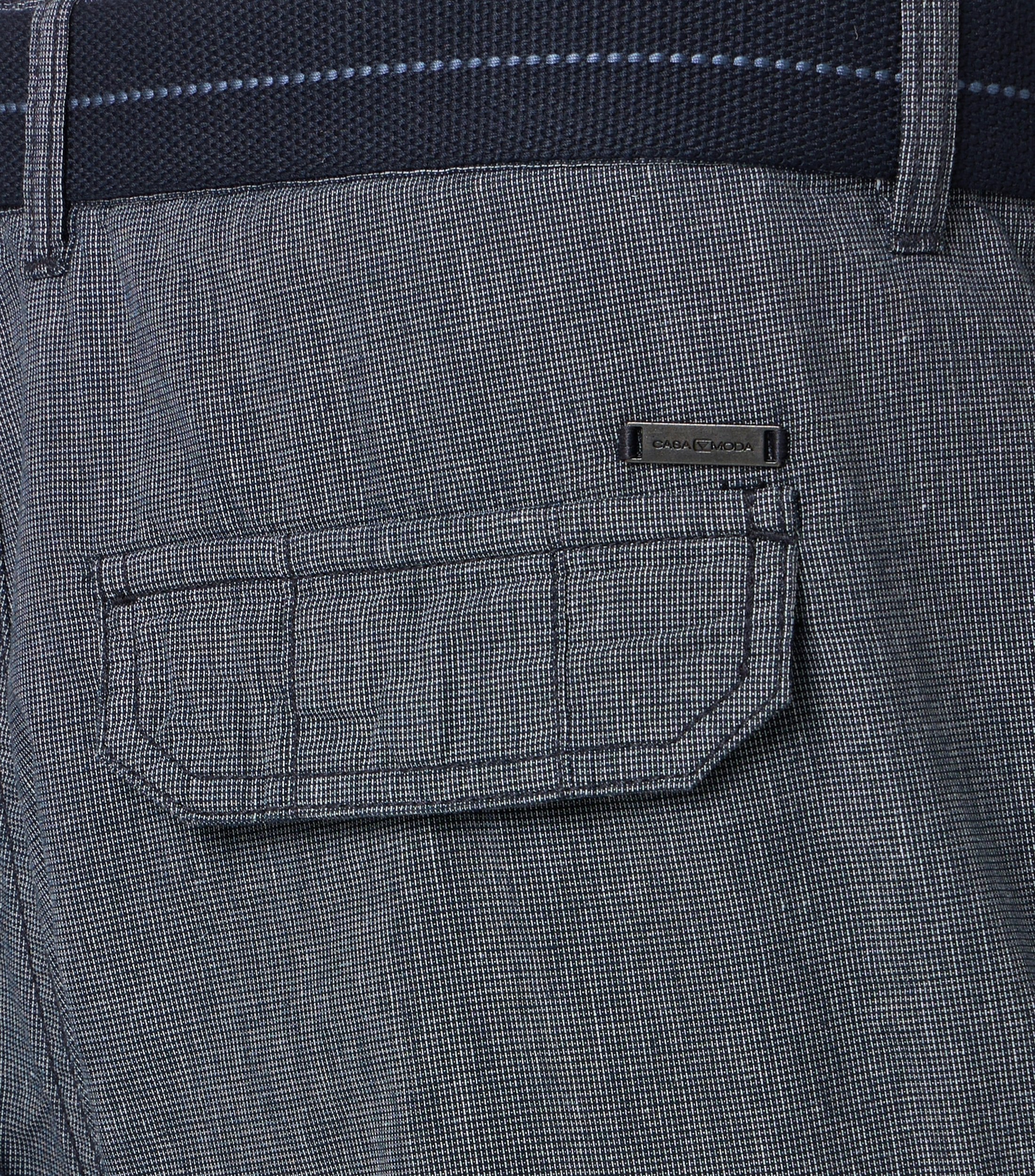 Ein Shorts im uni Muster in der Farbe graues Mittelblau